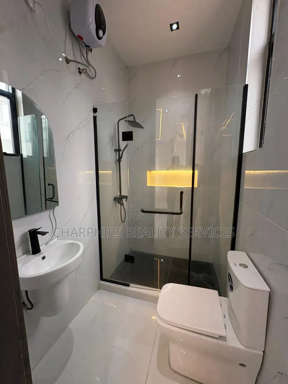 5bdrm Duplex in Chevron for sale in Chevron