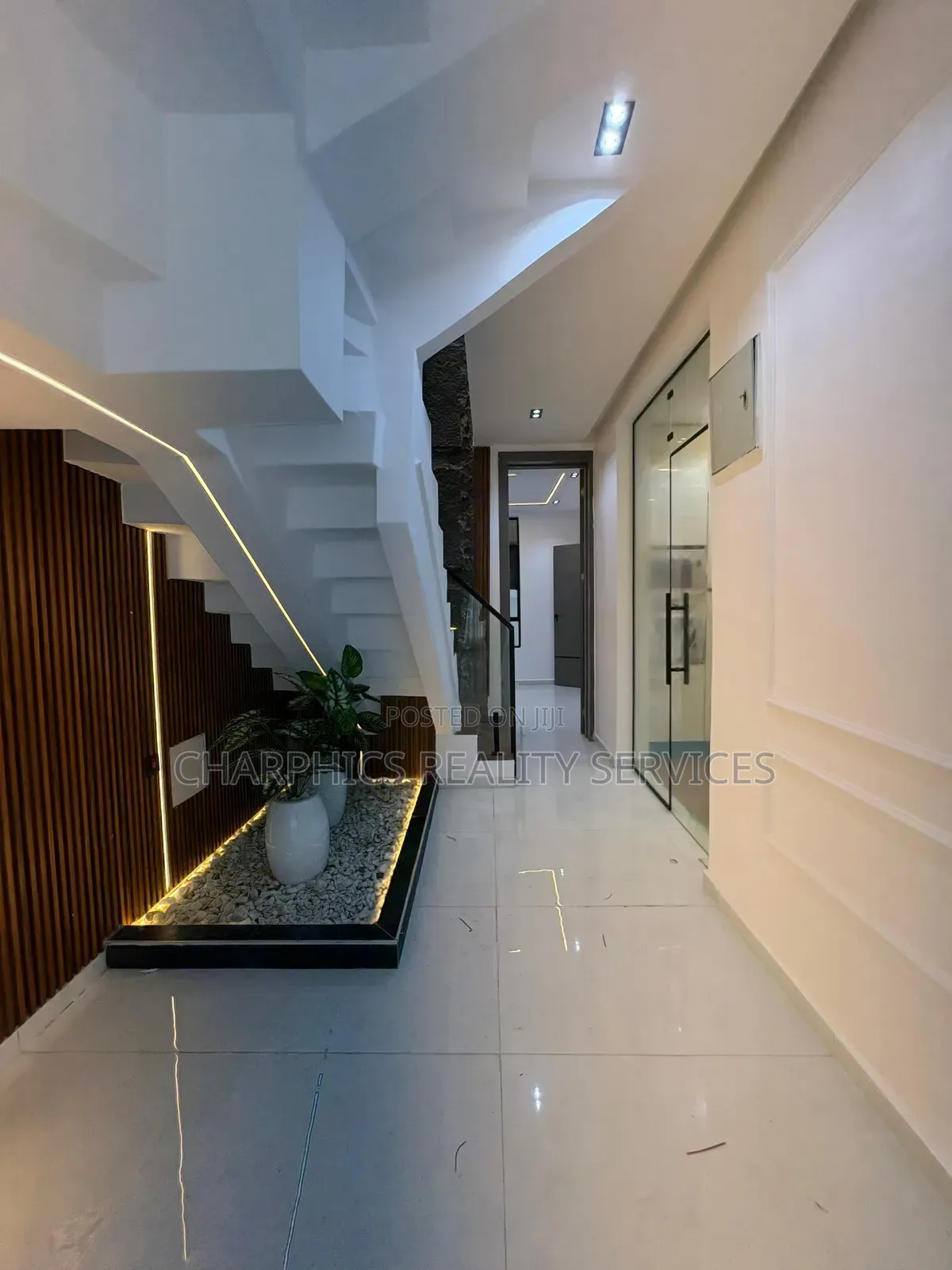 5bdrm Duplex in Chevron for sale in Chevron