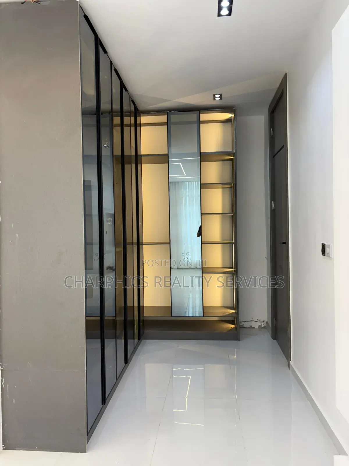 5bdrm Duplex in Chevron for sale in Chevron