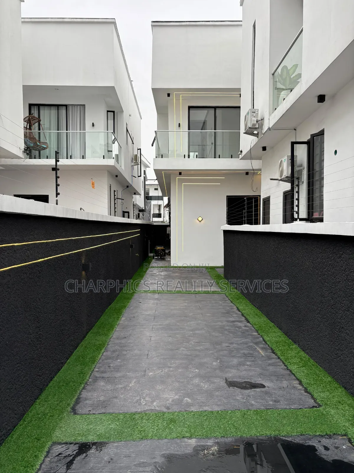 4bdrm Duplex in Chevron for sale in Chevron