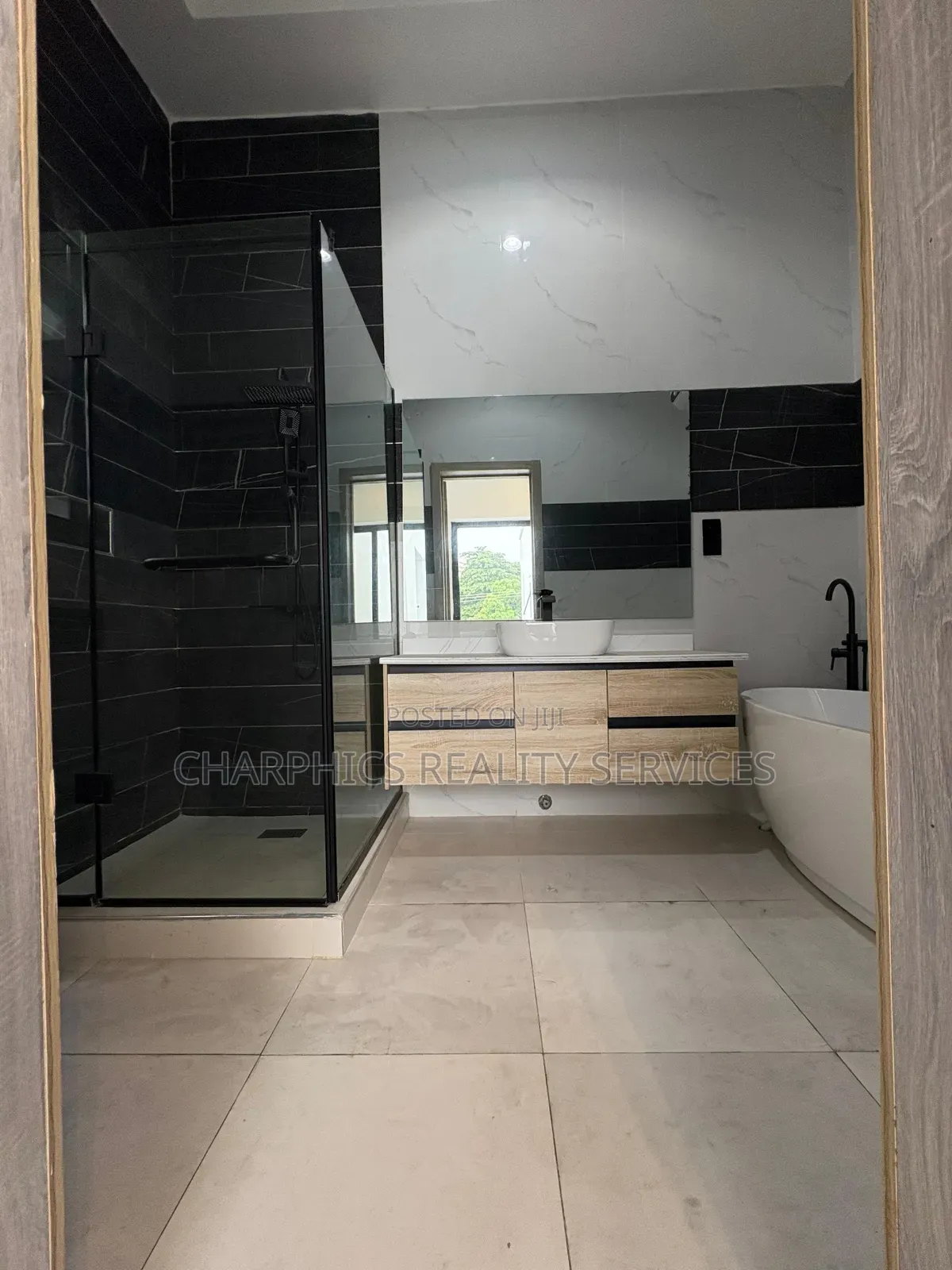 4bdrm Duplex in Chevron for sale in Chevron