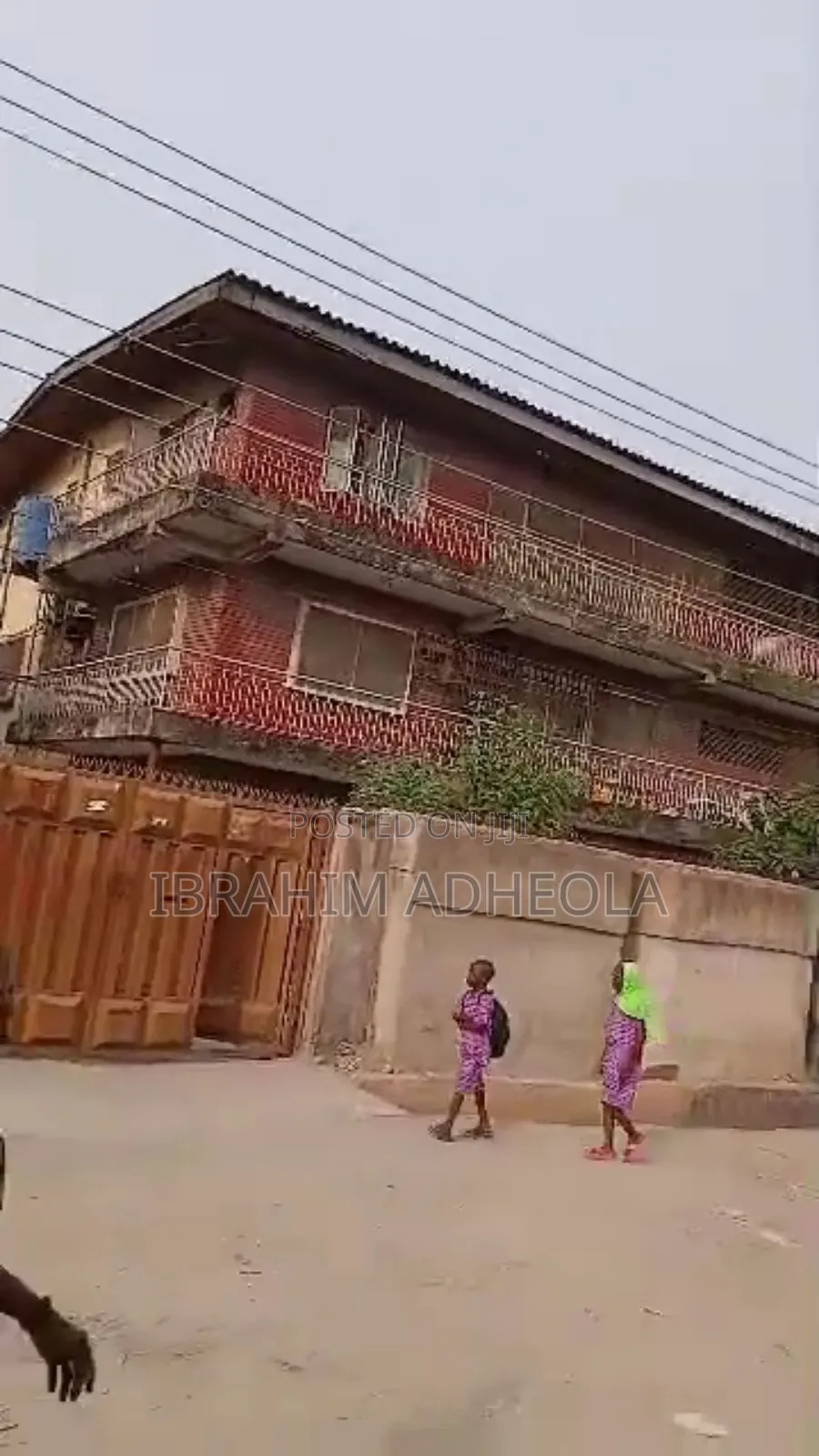 A Demolishable Structure Sitting on 1200sqm in Yaba