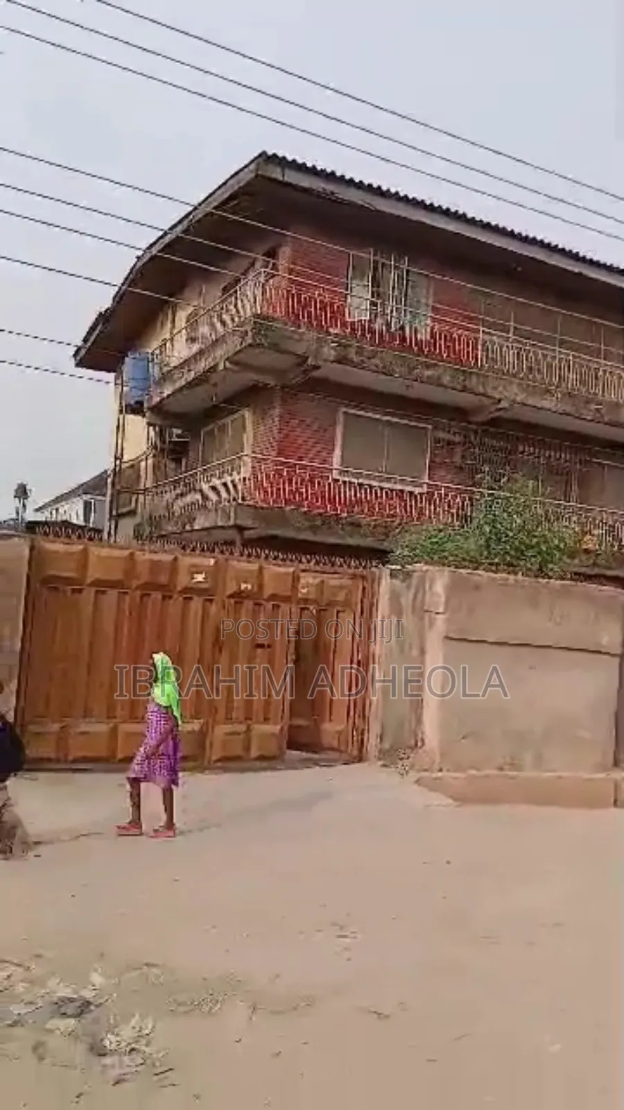 A Demolishable Structure Sitting on 1200sqm in Yaba
