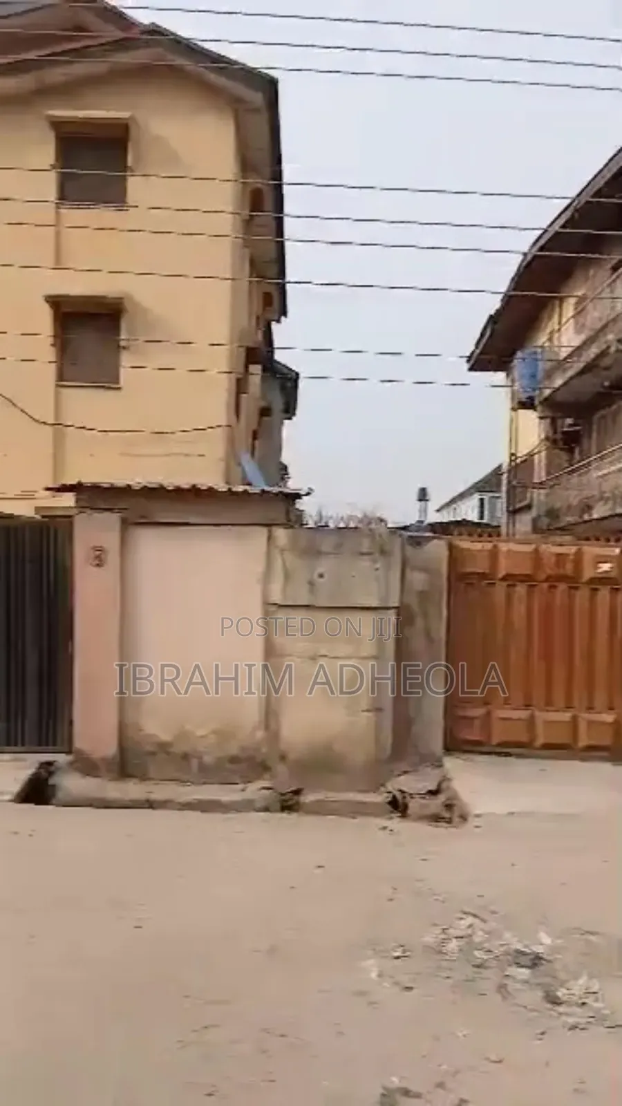 A Demolishable Structure Sitting on 1200sqm in Yaba