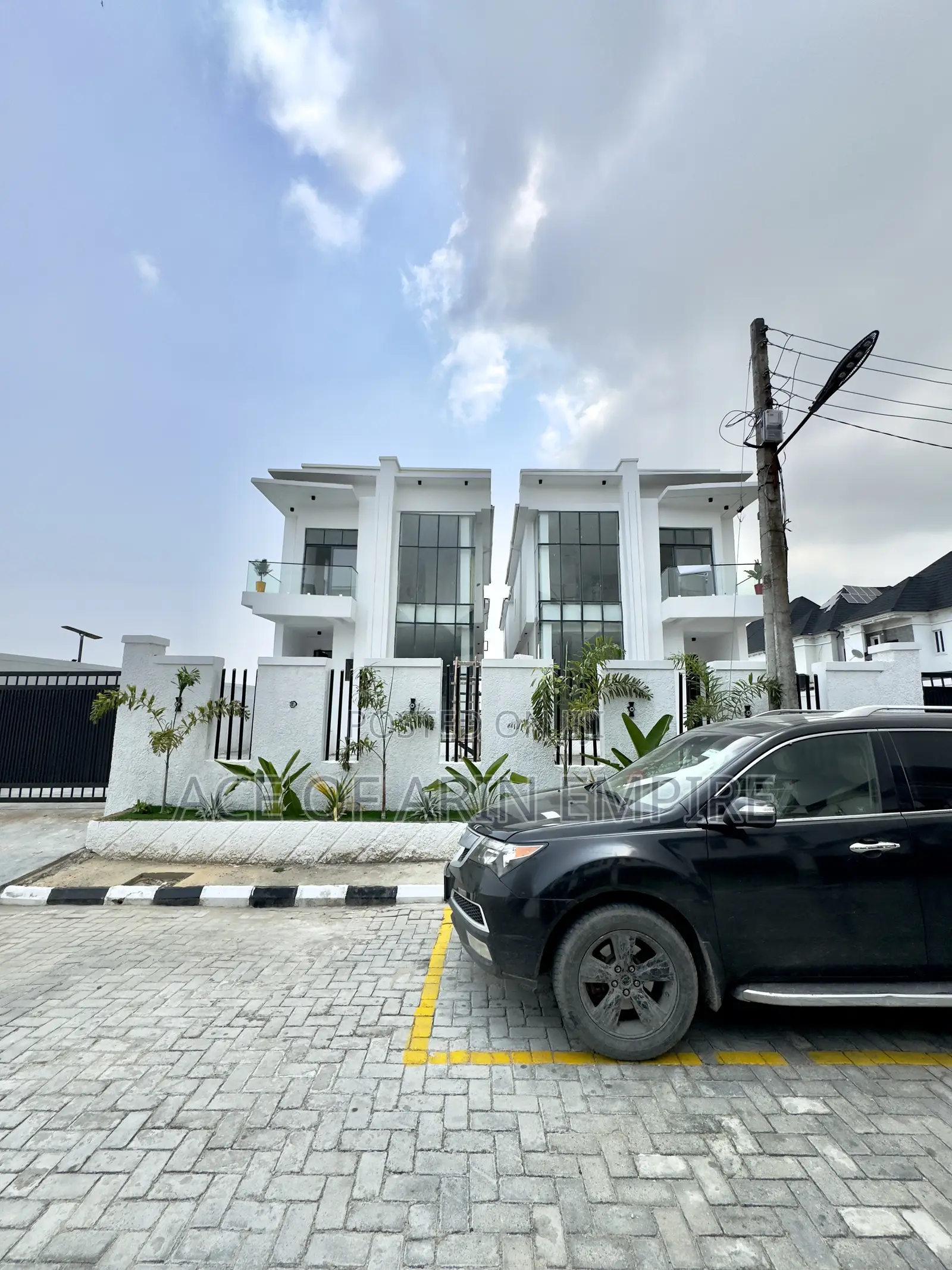 5bdrm Duplex in Chevron for sale in Chevron