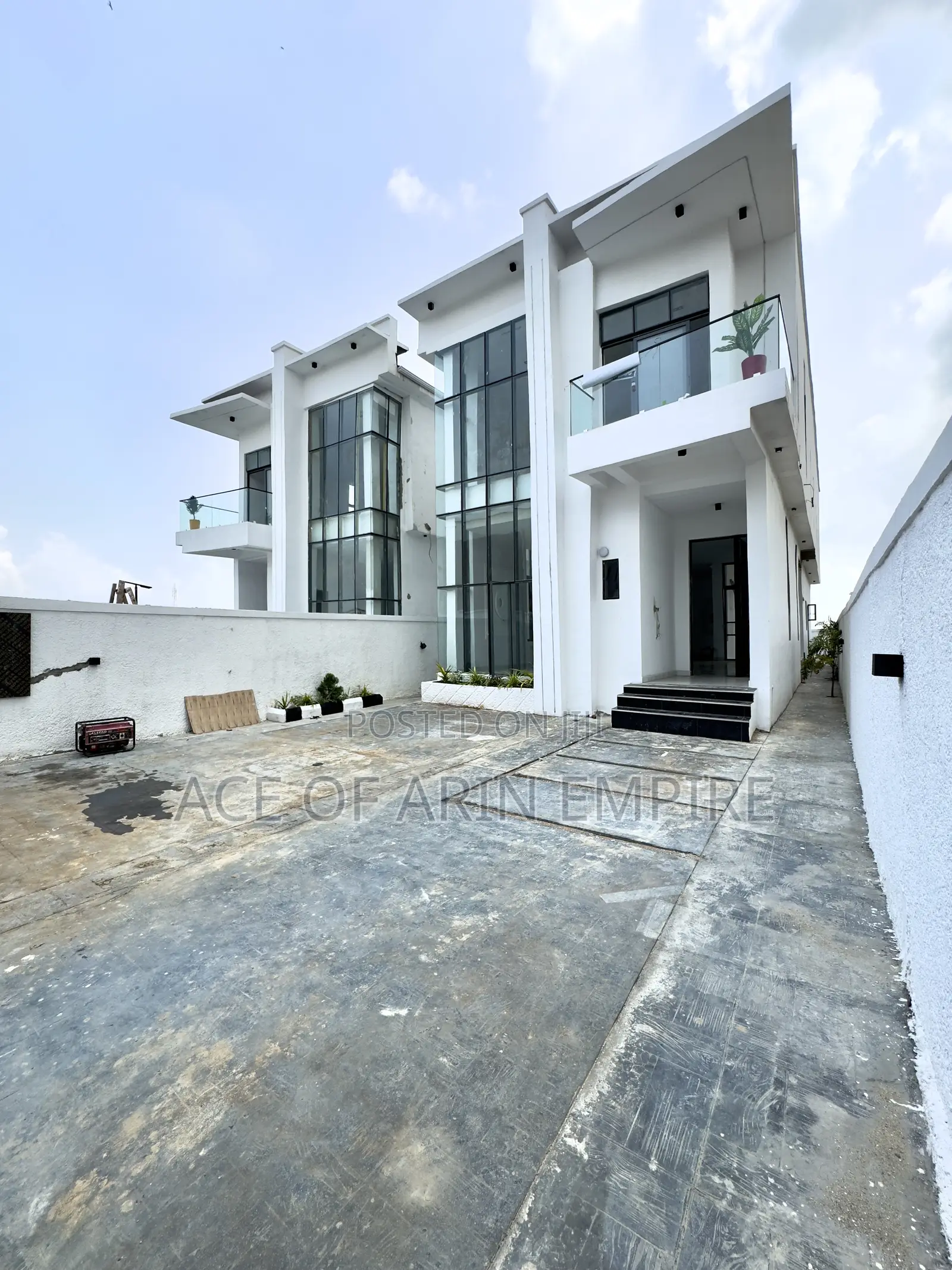 5bdrm Duplex in Chevron for sale in Chevron