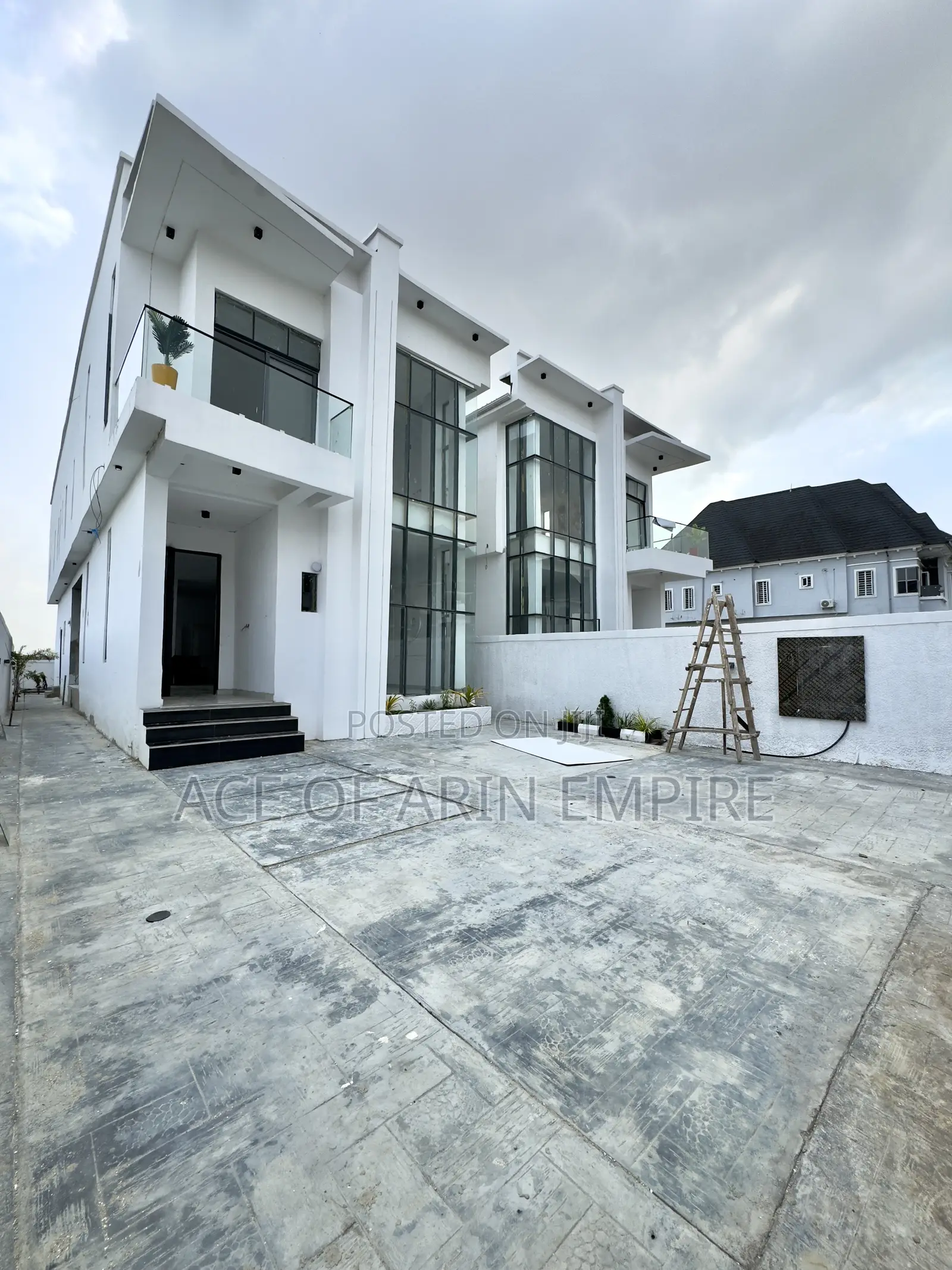 5bdrm Duplex in Chevron for sale in Chevron