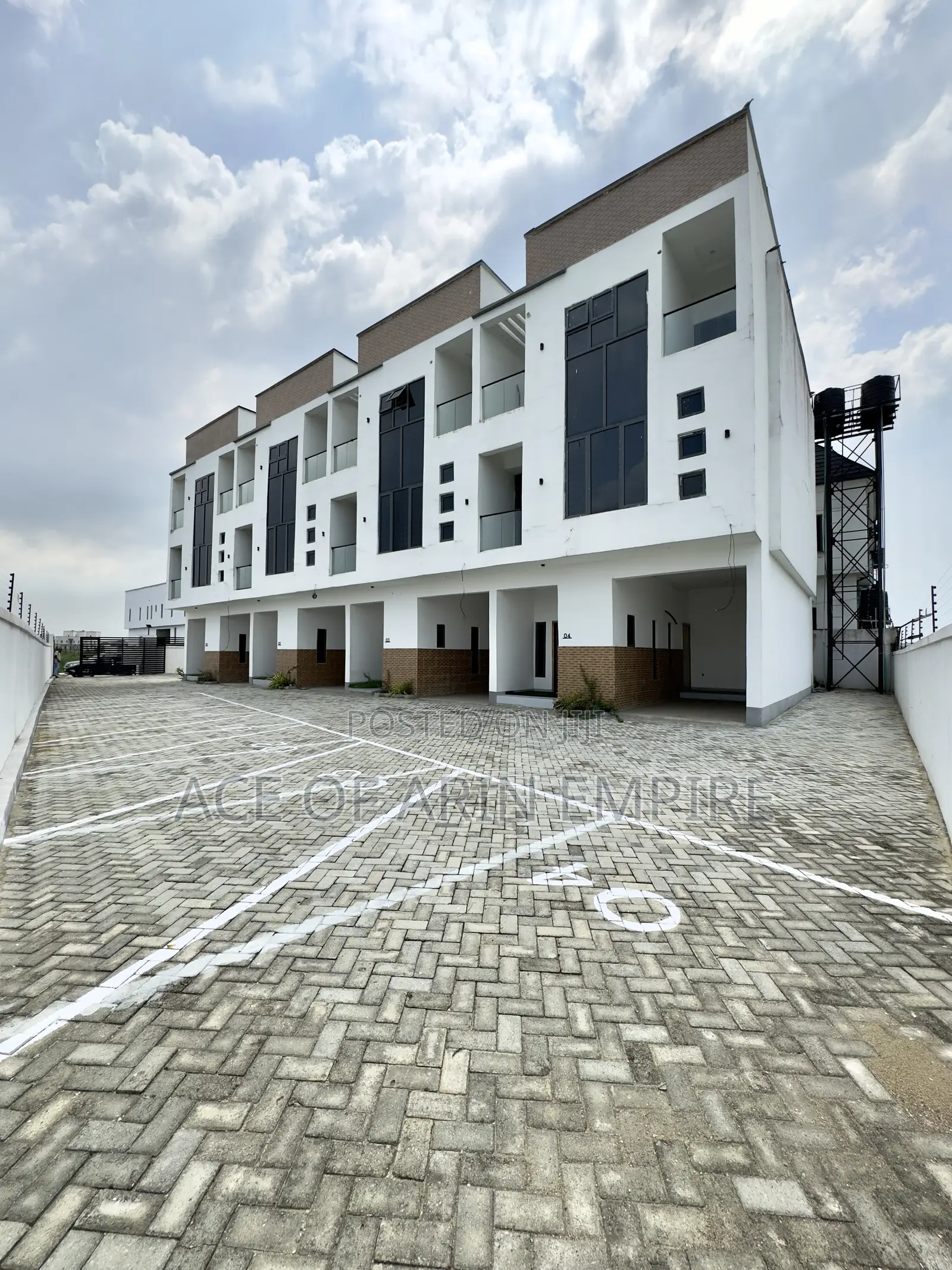 4bdrm Duplex in Chevron for sale in Chevron