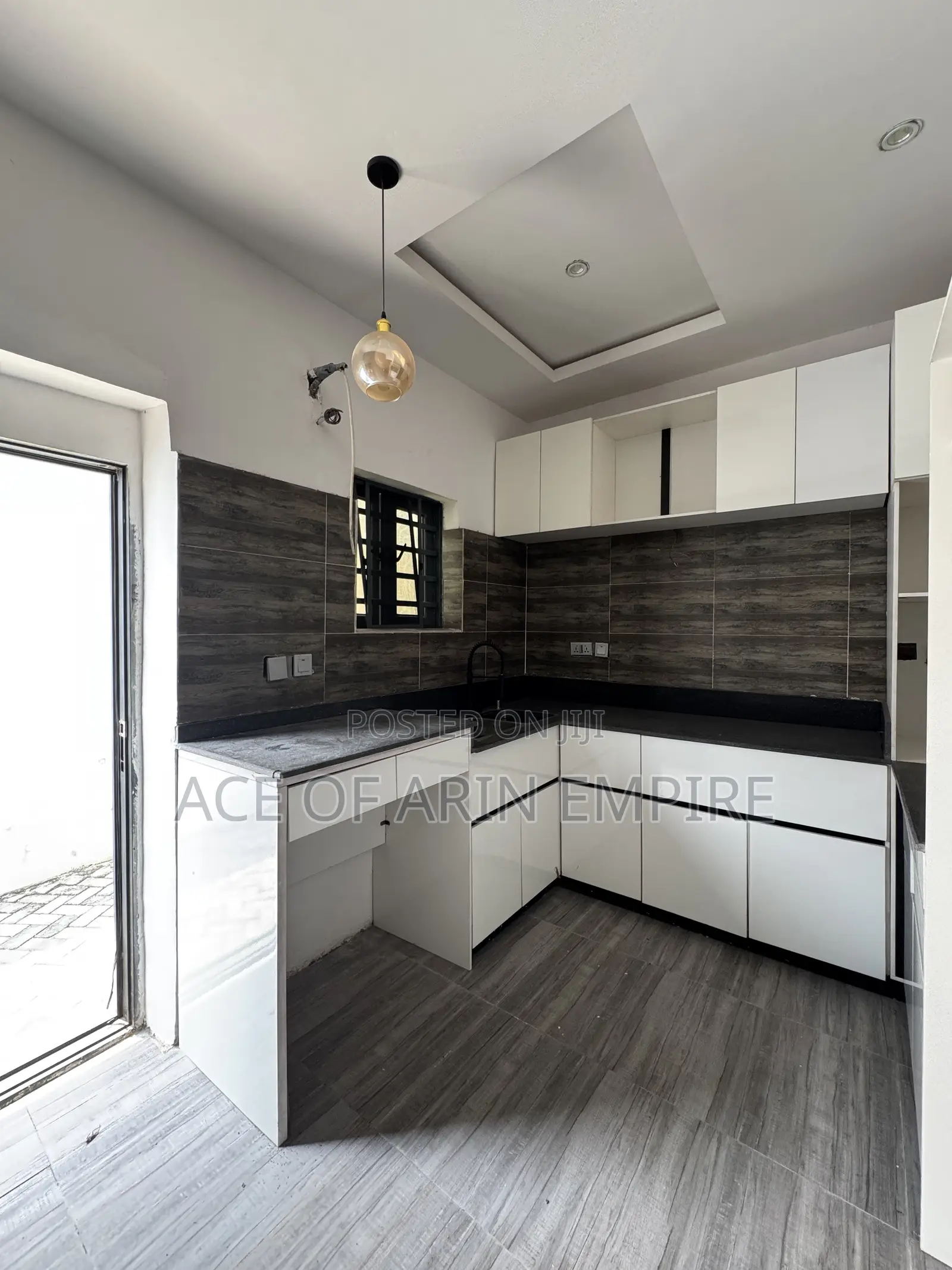 4bdrm Duplex in Chevron for sale in Chevron