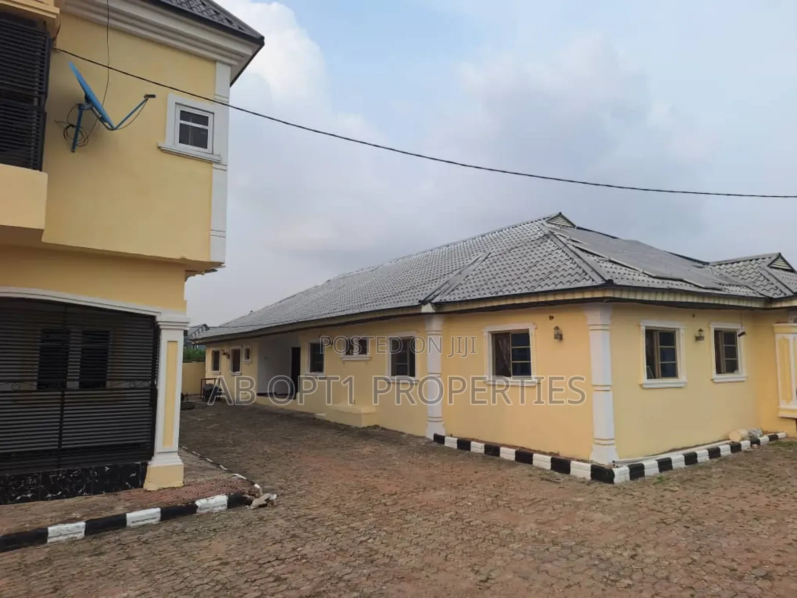 3bdrm Block of Flats in Ogunwenyi, Gra, Benin City for sale in Benin City