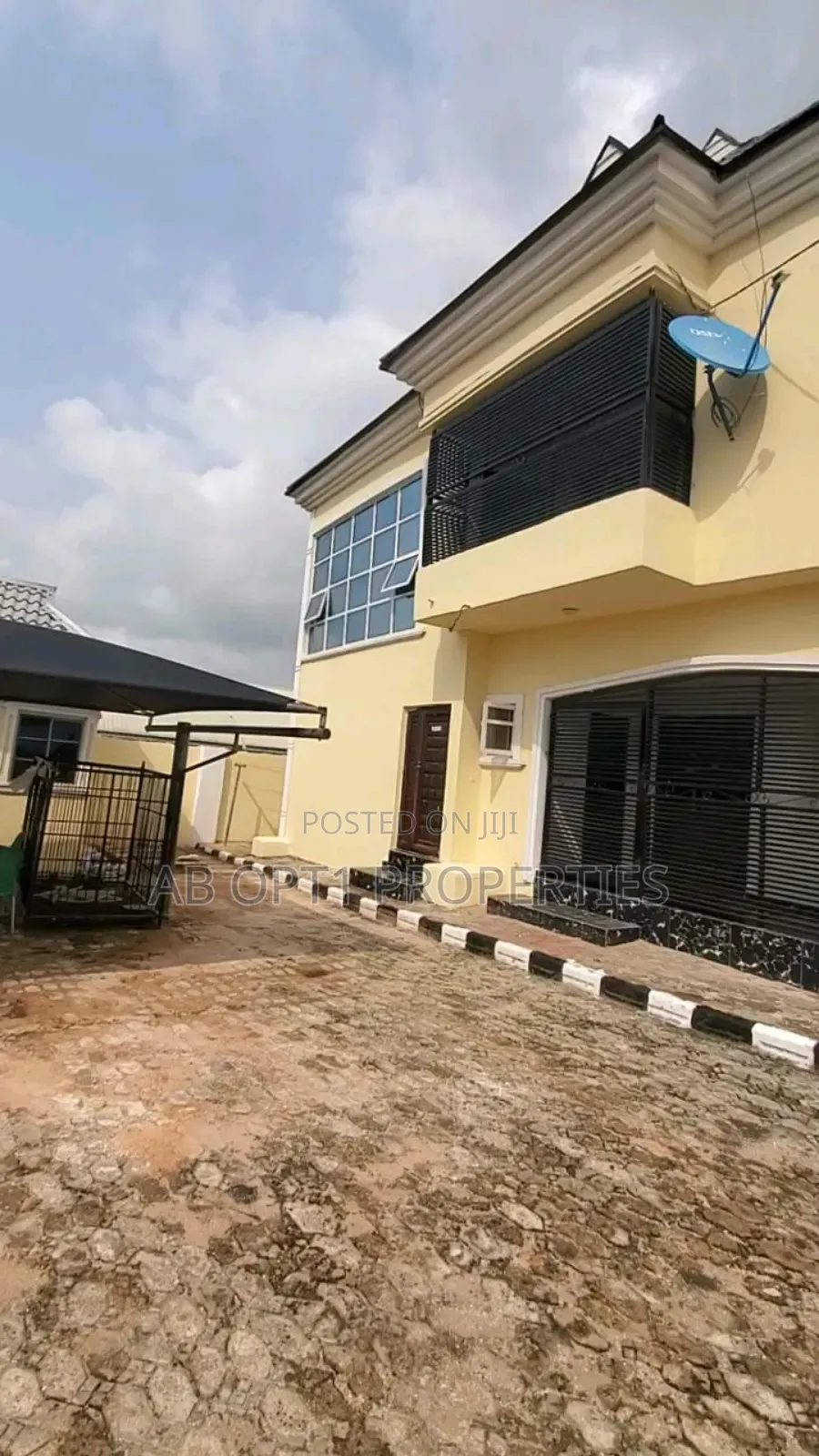 3bdrm Block of Flats in Ogunwenyi, Gra, Benin City for sale in Benin City