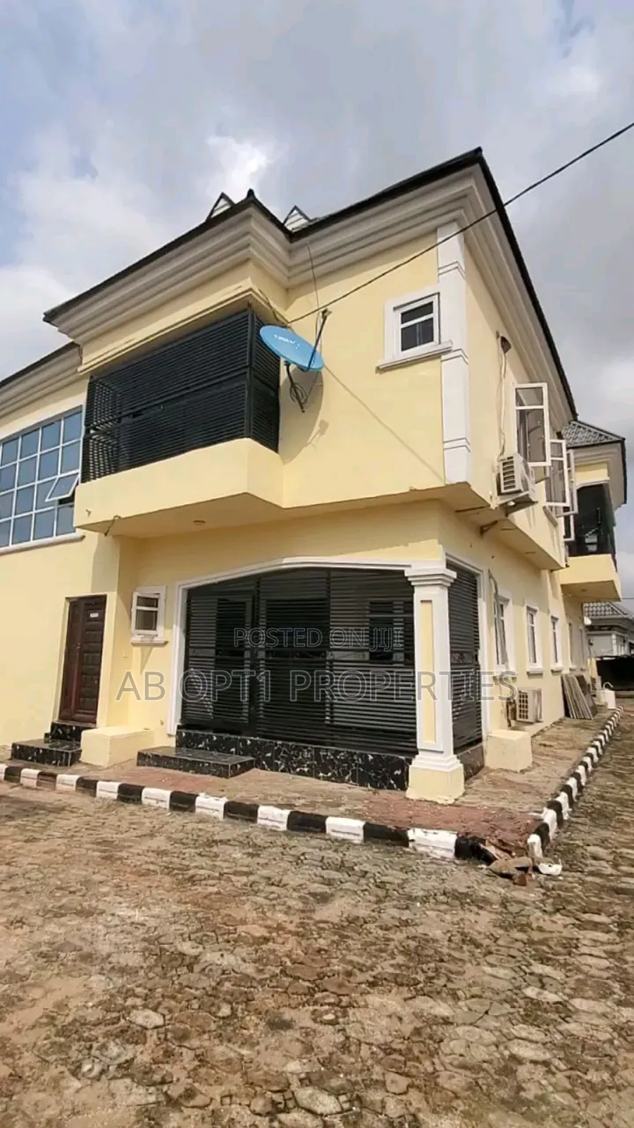 3bdrm Block of Flats in Ogunwenyi, Gra, Benin City for sale in Benin City