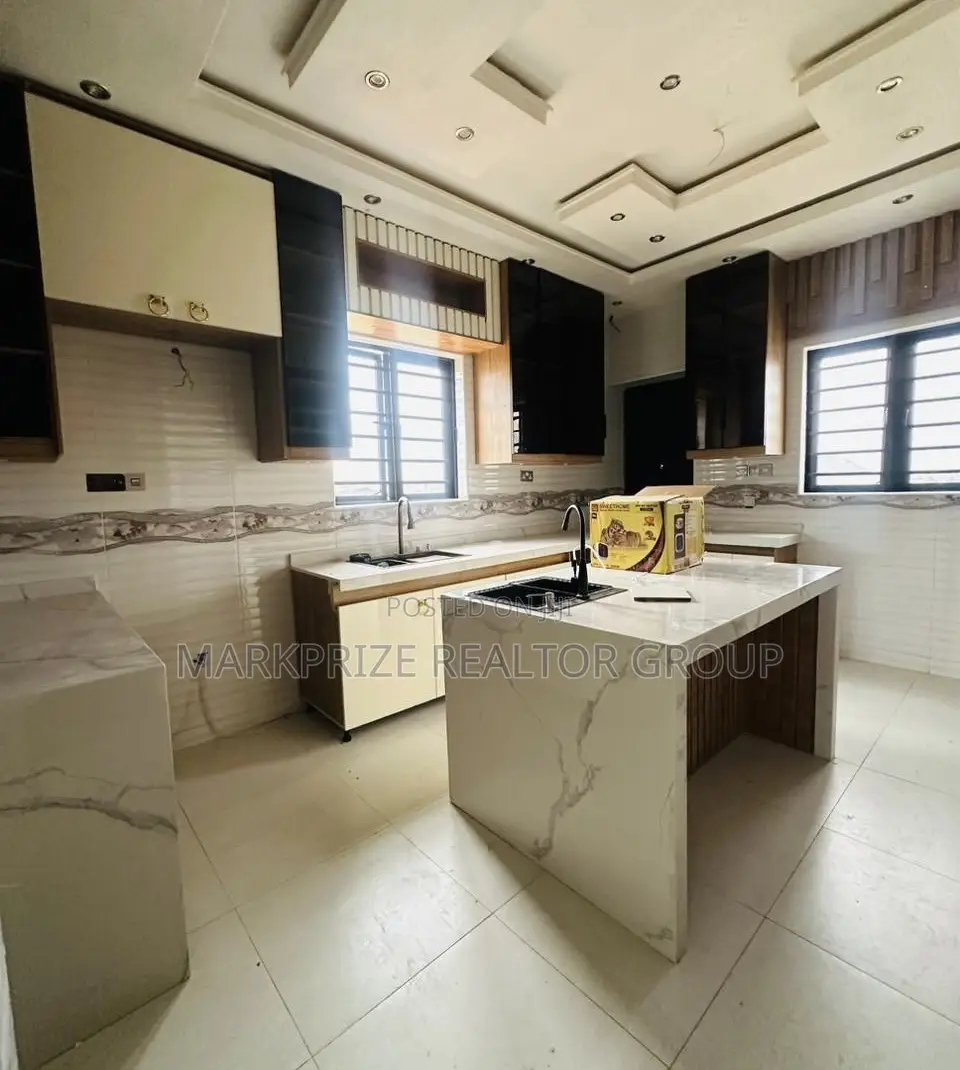 5bdrm Duplex in Magodo Phase 2 Lagos for sale in Magodo