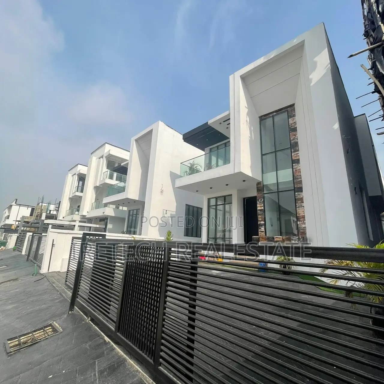 5bdrm Duplex in Chevron In An Estate for sale in Chevron