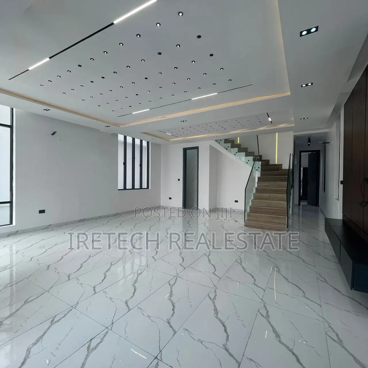 5bdrm Duplex in Chevron In An Estate for sale in Chevron