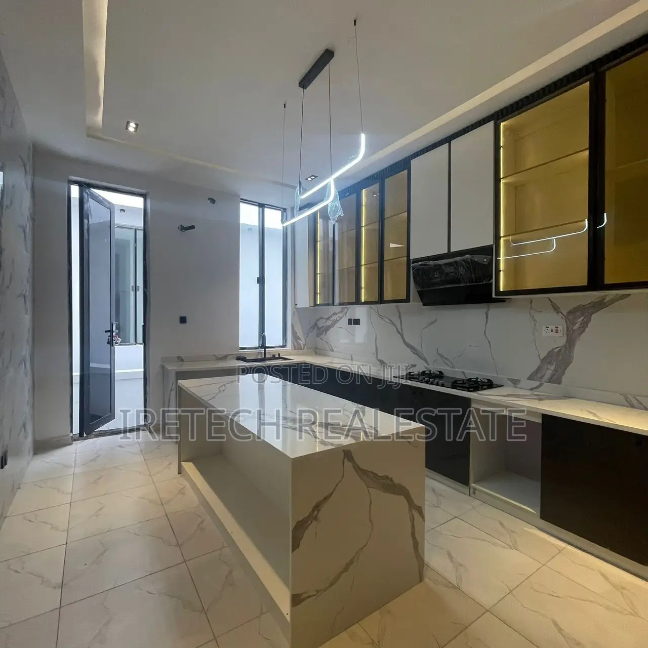 5bdrm Duplex in Chevron In An Estate for sale in Chevron