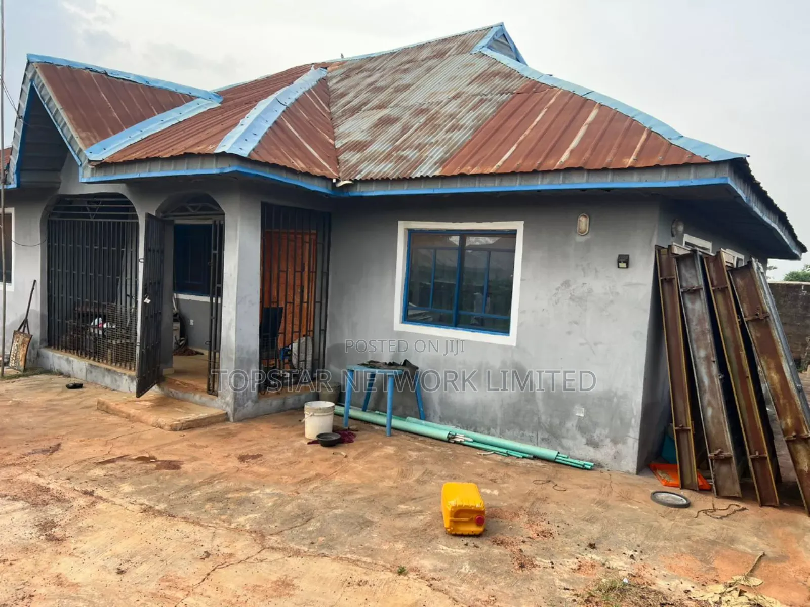 8bdrm Block of Flats in Siba, Apata for sale in Apata