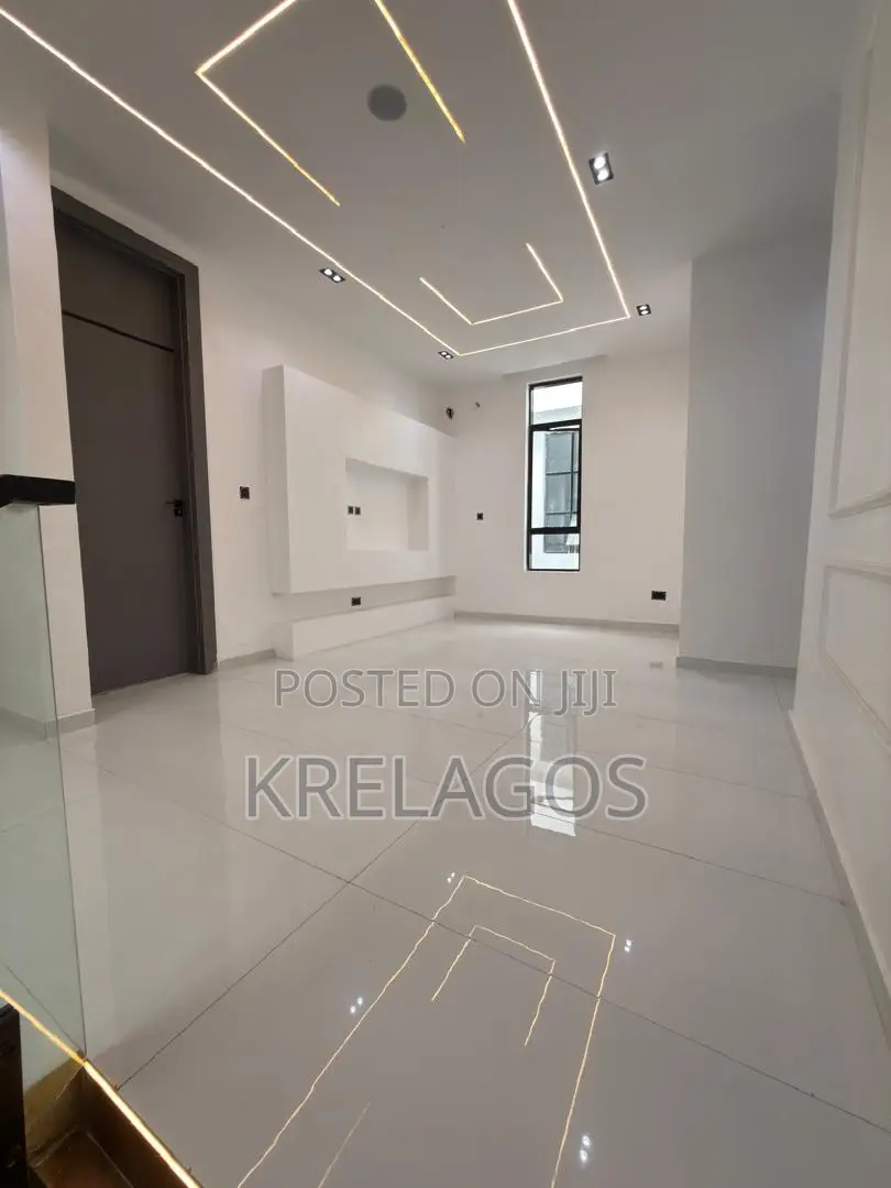 5bdrm Duplex in Chevron for sale in Chevron