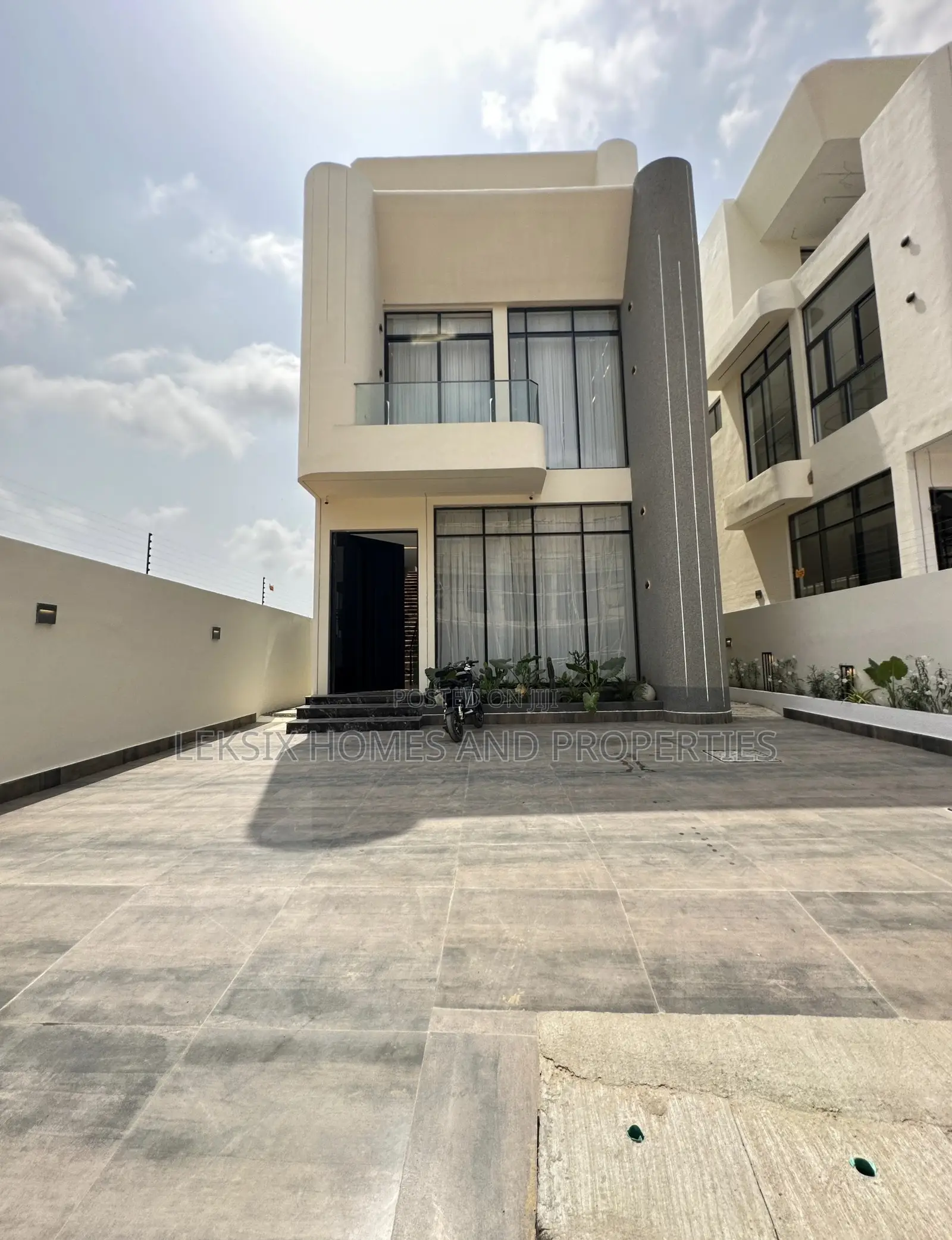 5bdrm Duplex in A Well Secured, Lekki Phase 1 for sale in Lekki Phase 1