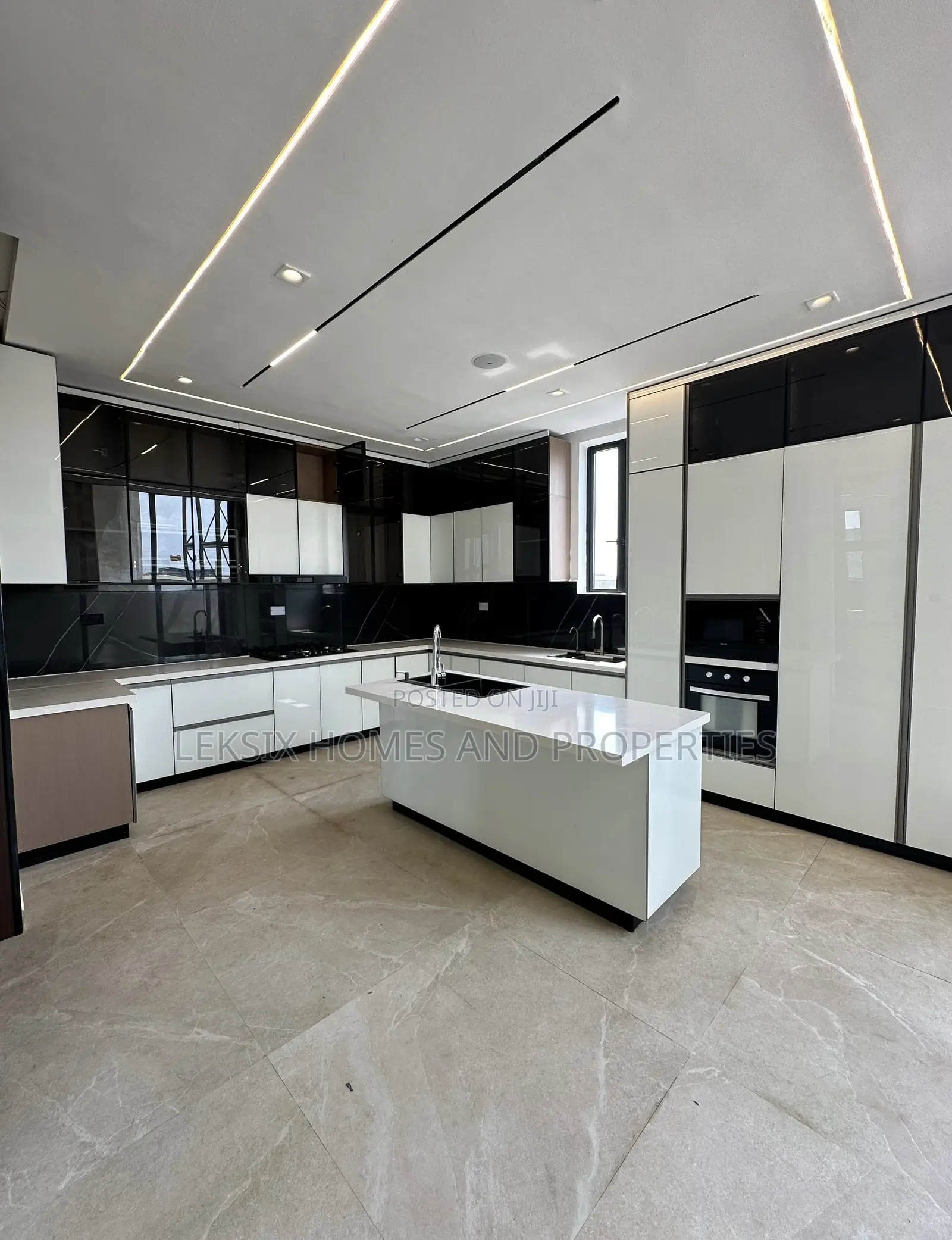5bdrm Duplex in A Well Secured, Lekki Phase 1 for sale in Lekki Phase 1