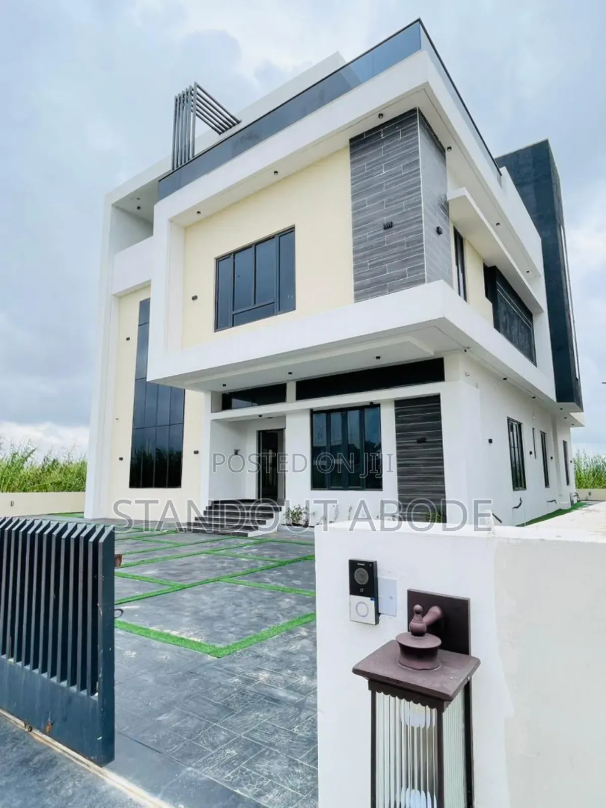 6bdrm Duplex in Northern Foreshore, Chevron for sale in Chevron