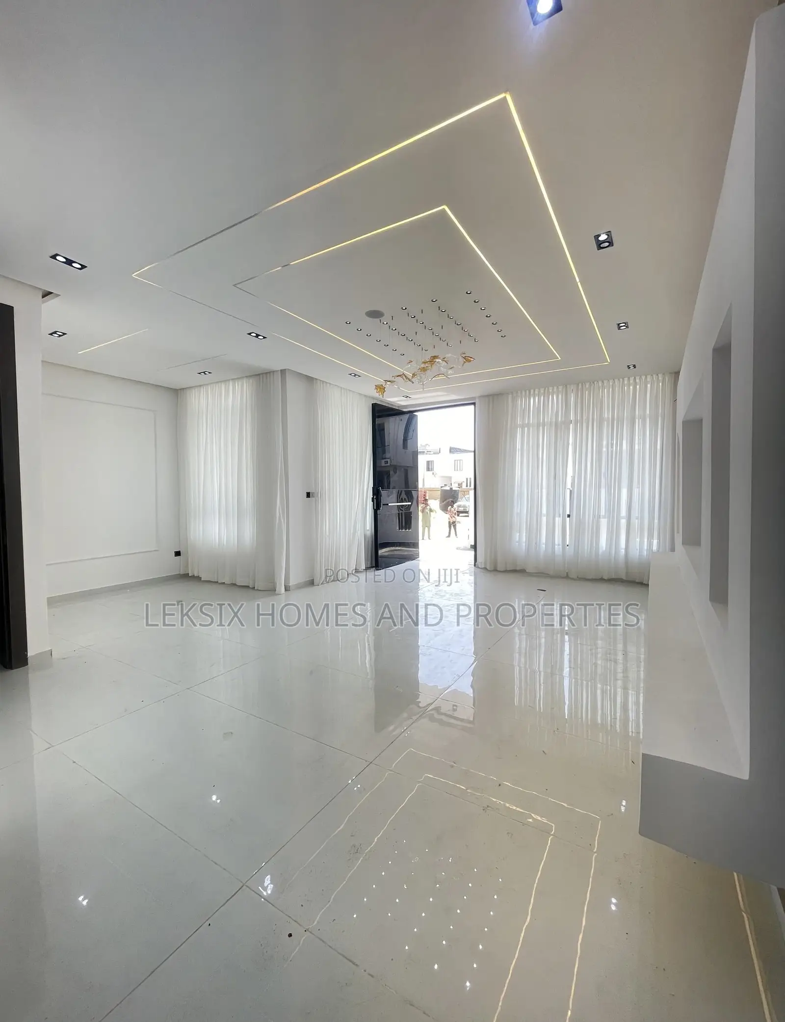 5bdrm Duplex in A Well Secured, Chevron for sale in Chevron