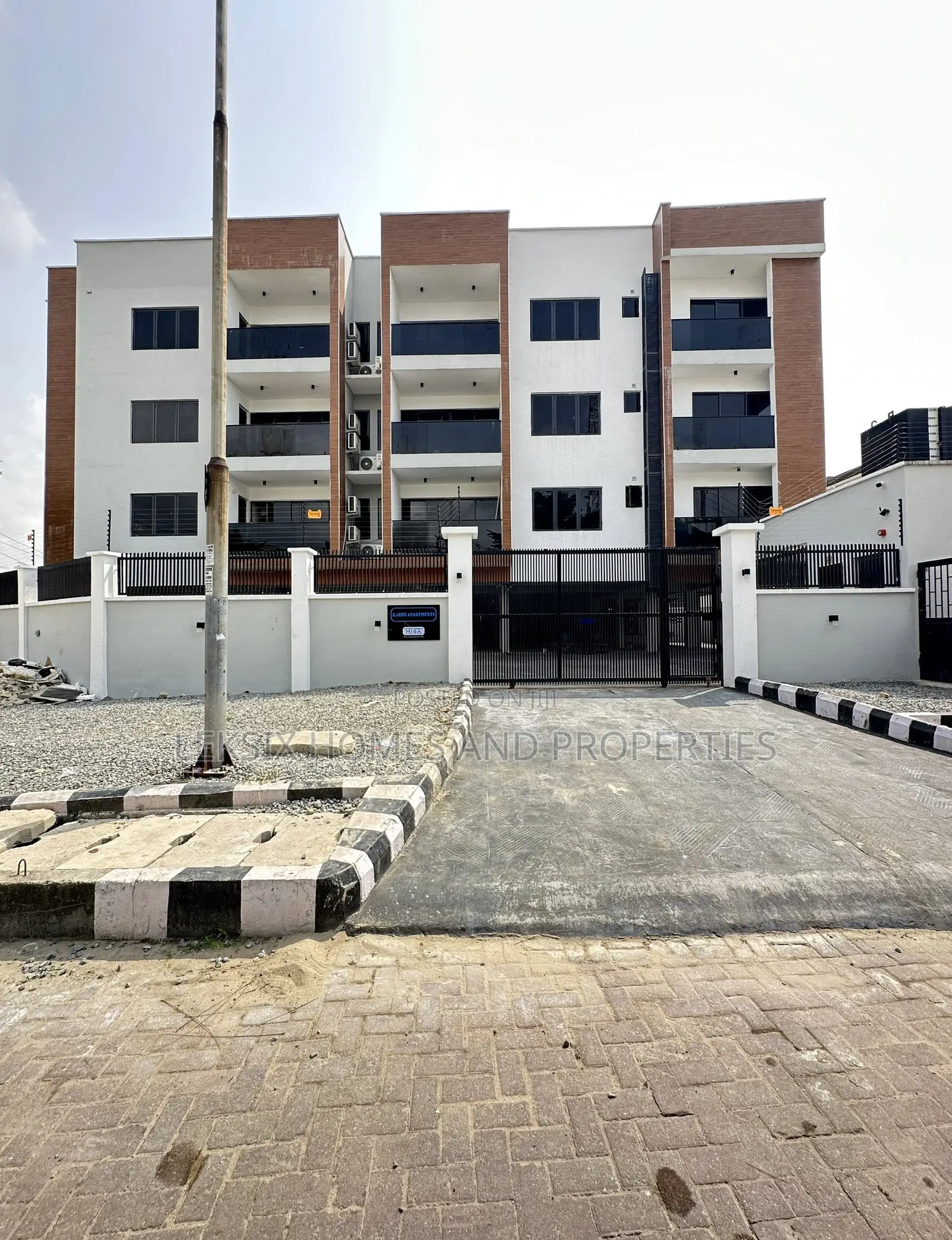 2bdrm Apartment in A Well Secured, Lekki Phase 1 for sale in Lekki Phase 1