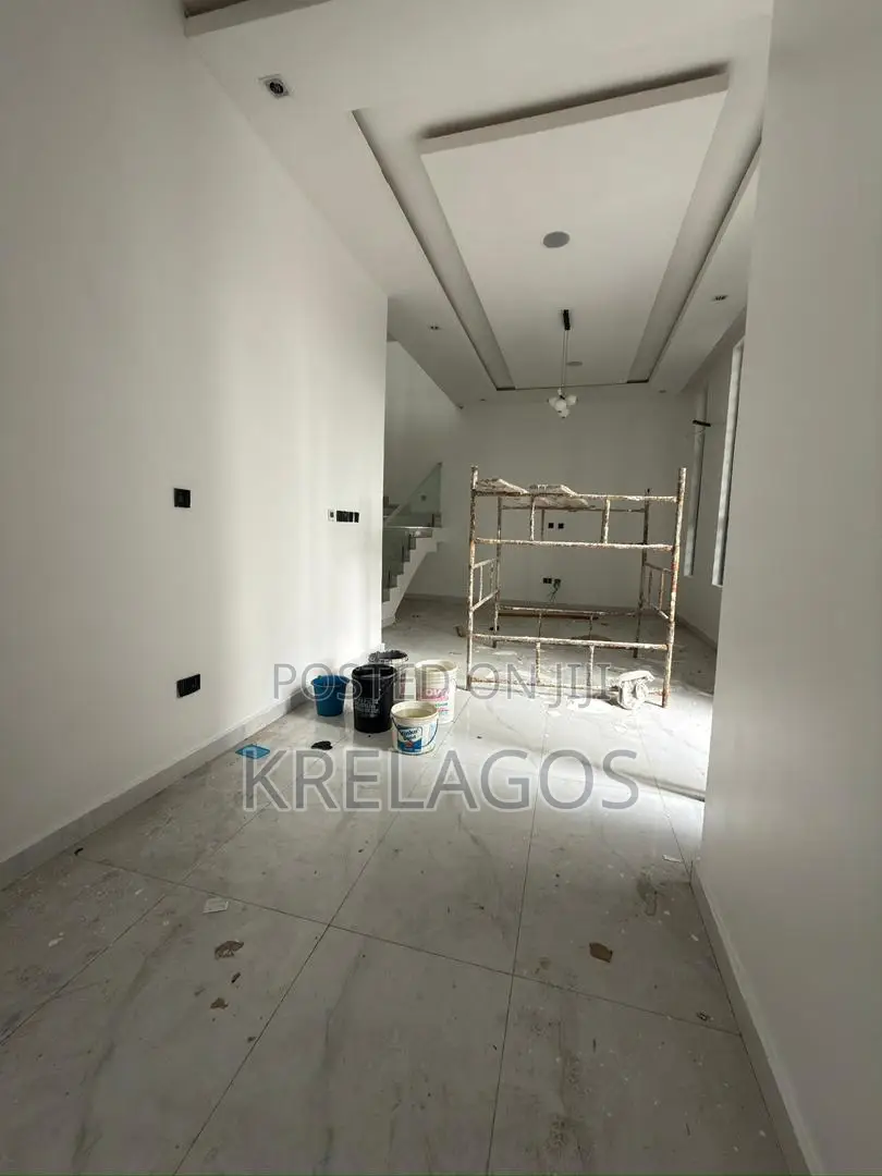 4bdrm Duplex in Chevron for rent in Chevron
