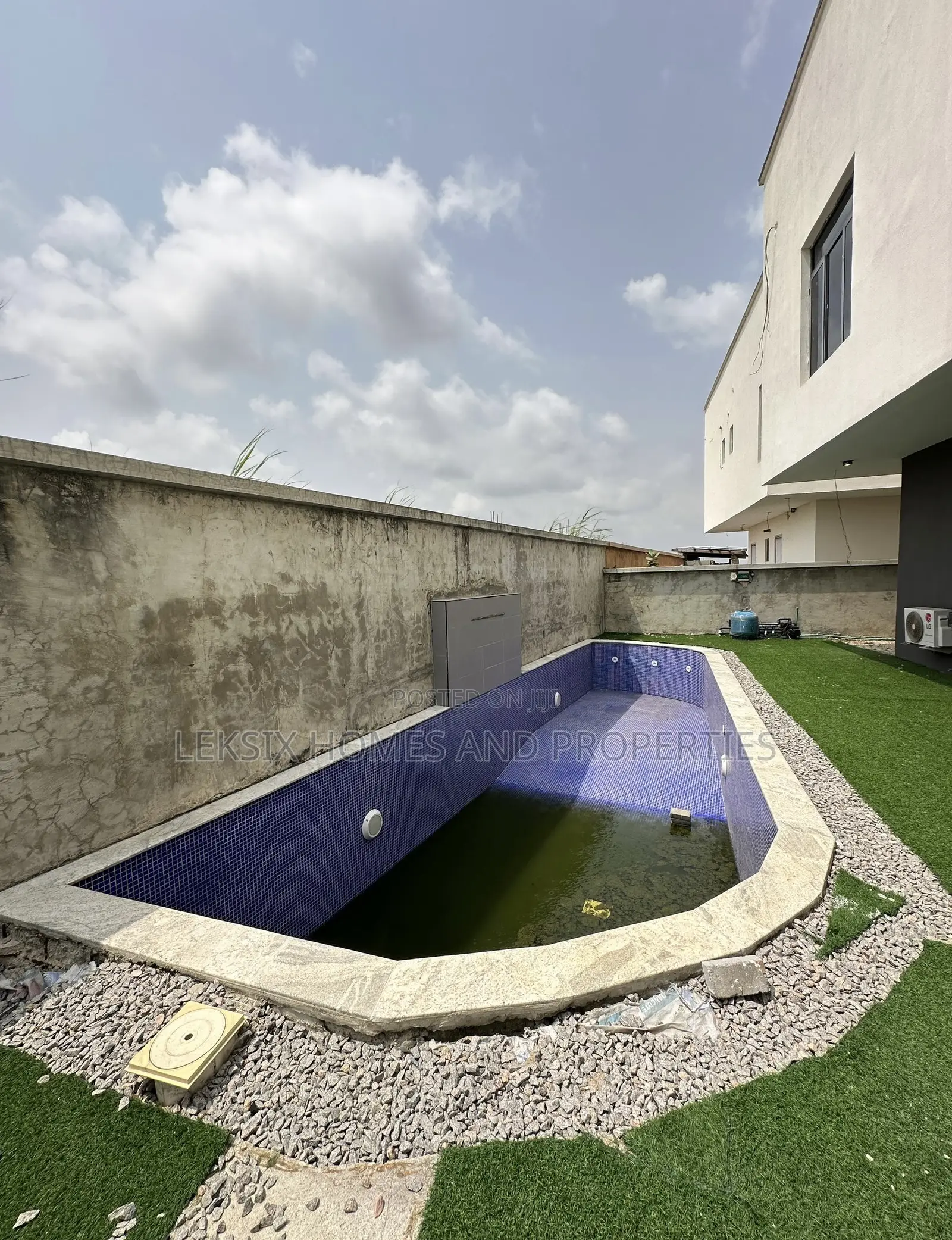 5bdrm Duplex in A Well Secured, Lekki Phase 1 for sale in Lekki Phase 1
