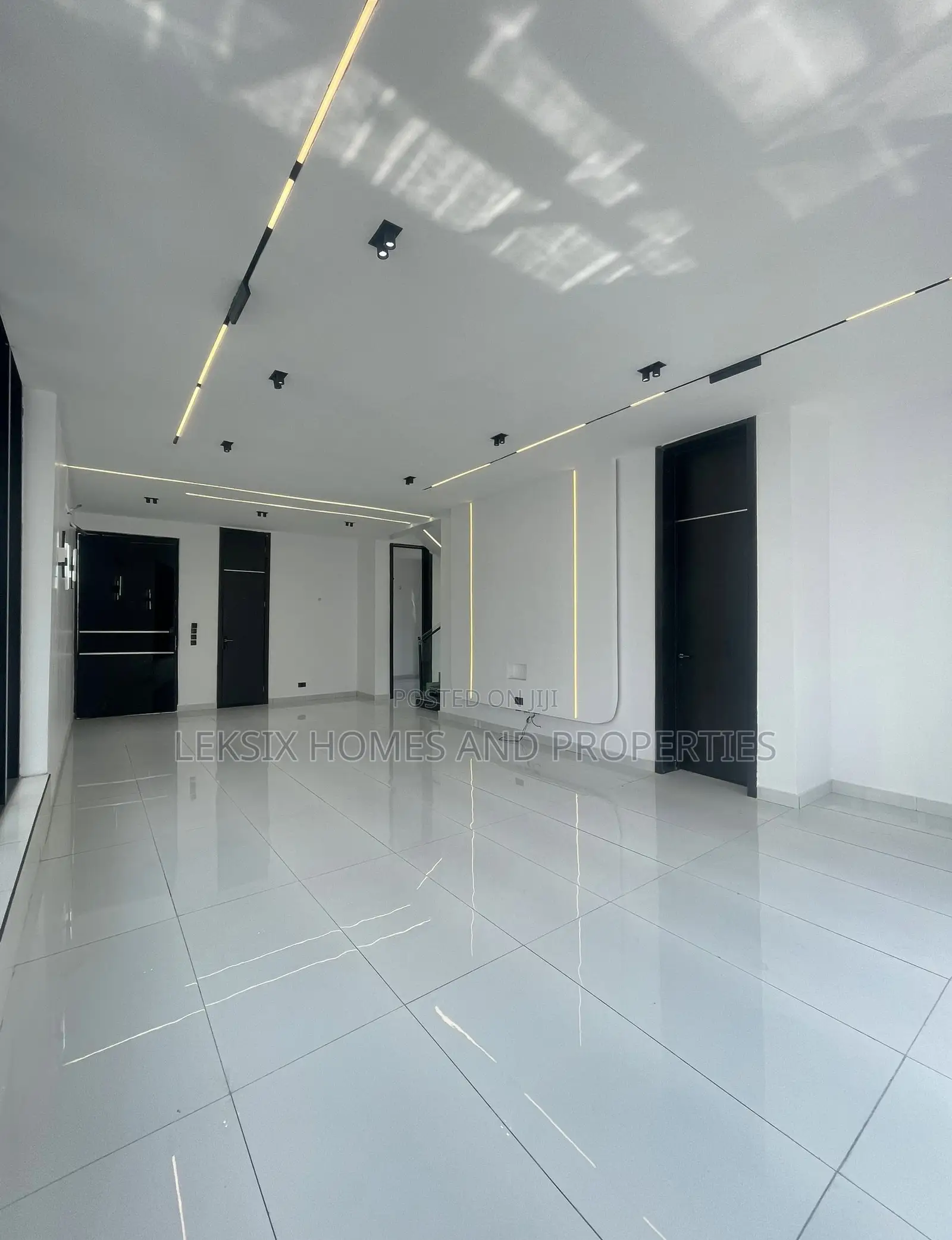 5bdrm Duplex in A Well Secured, Chevron for sale in Chevron