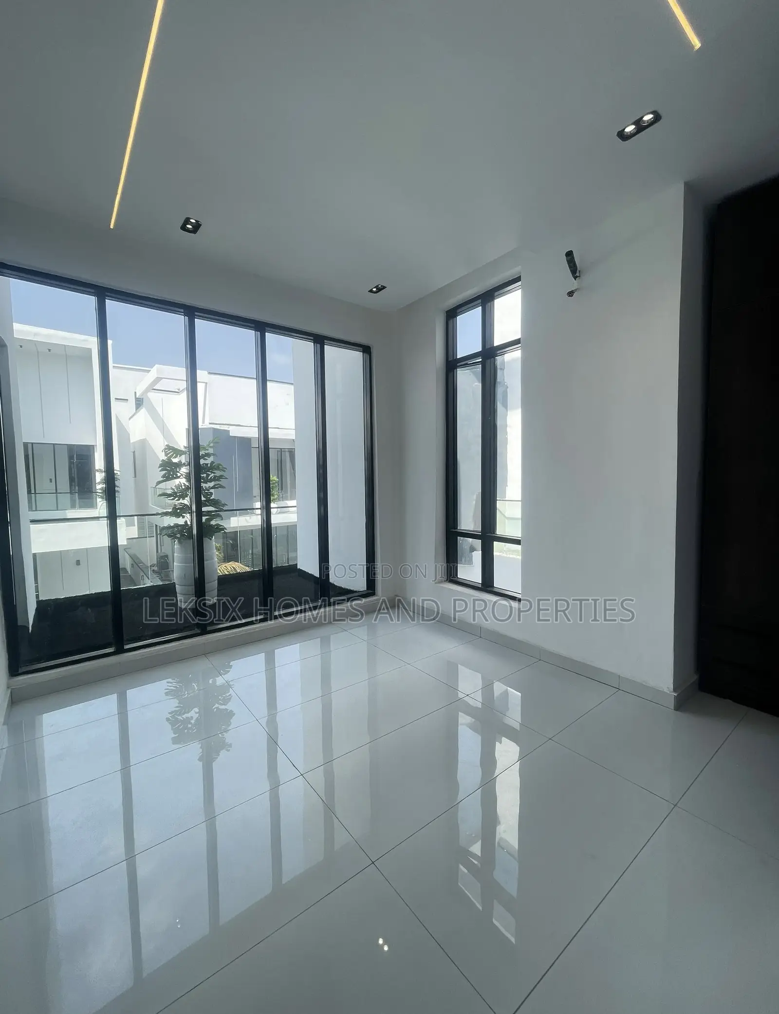 5bdrm Duplex in A Well Secured, Chevron for sale in Chevron