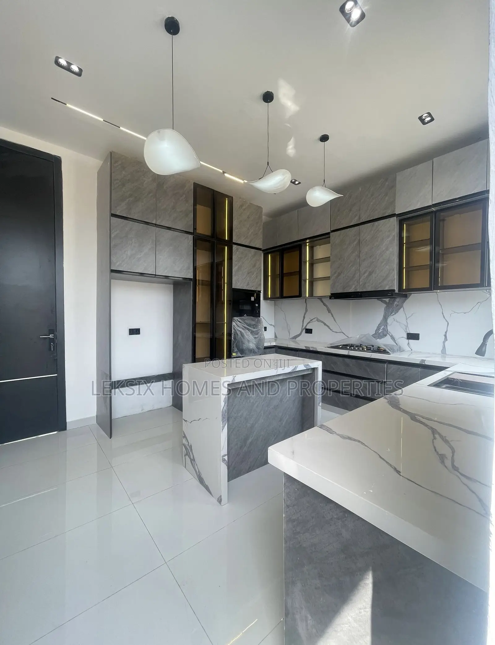 5bdrm Duplex in A Well Secured, Chevron for sale in Chevron