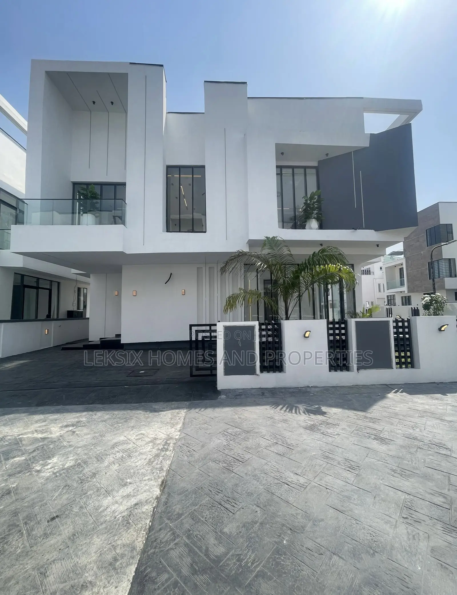 5bdrm Duplex in A Well Secured, Chevron for sale in Chevron