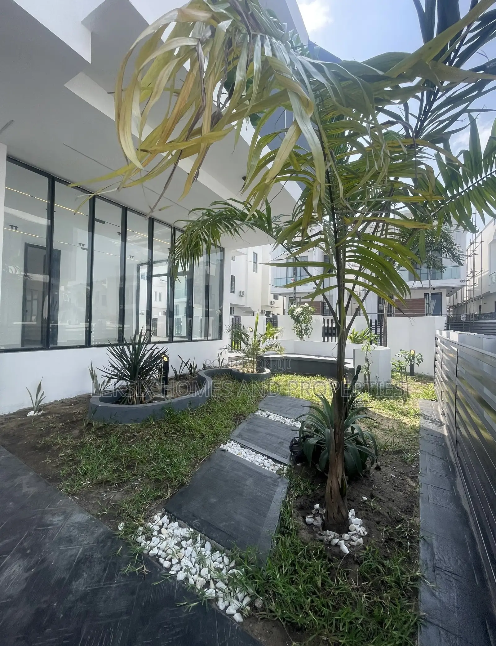 5bdrm Duplex in A Well Secured, Chevron for sale in Chevron
