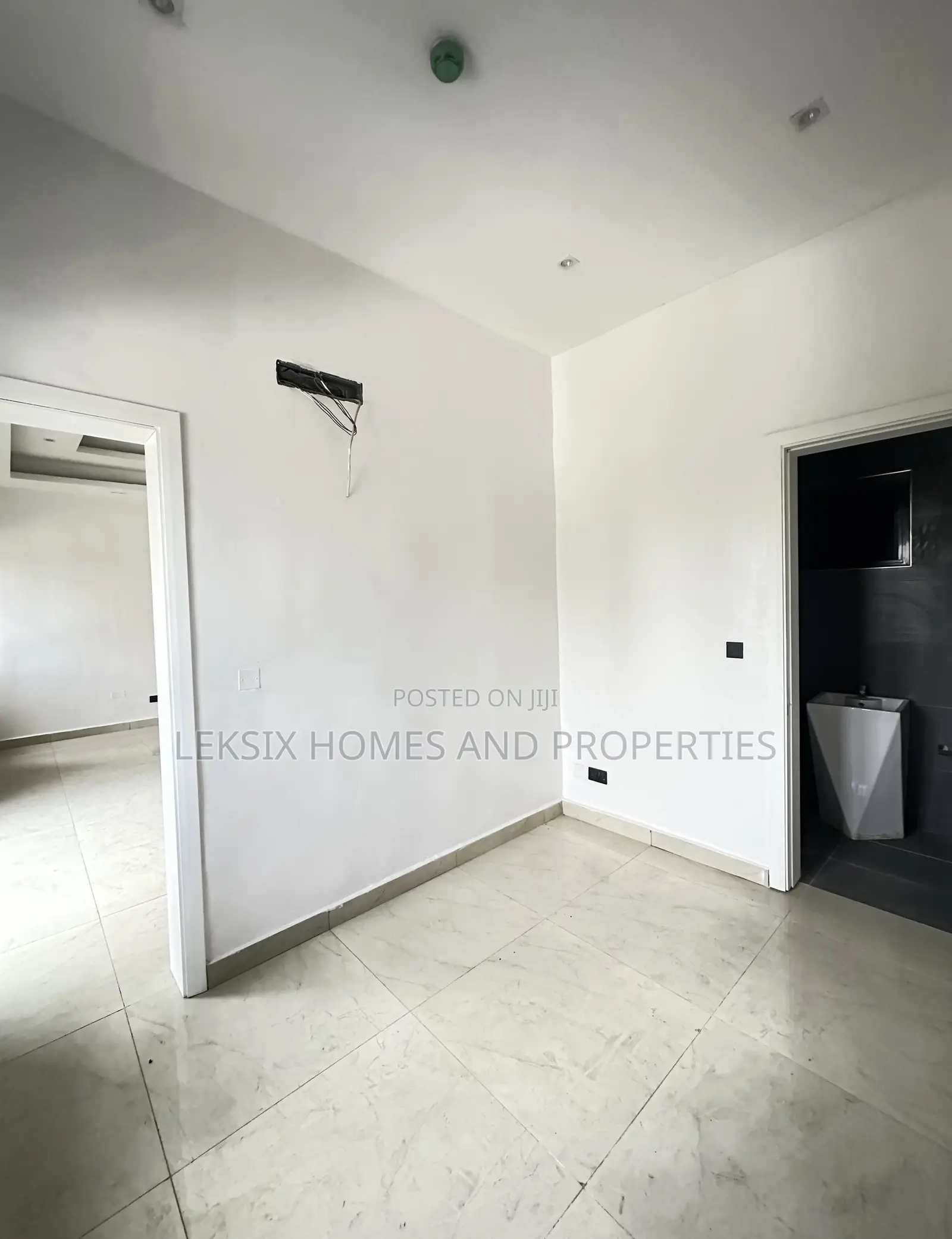 3bdrm Apartment in A Well Secured, Victoria Island Extension for sale in Victoria Island Extension