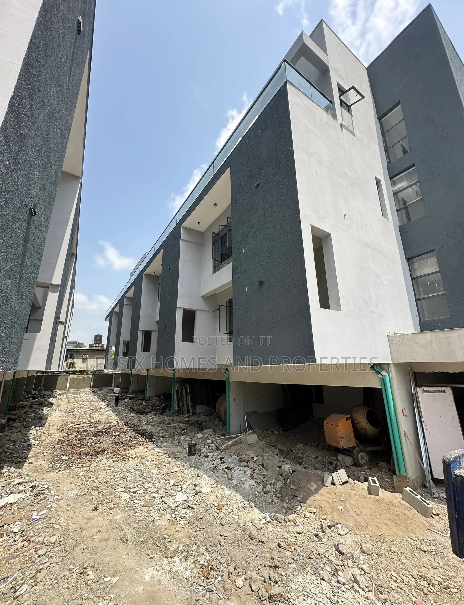 4bdrm Townhouse/Terrace in A Well Secured, Victoria Island Extension in Victoria Island Extension