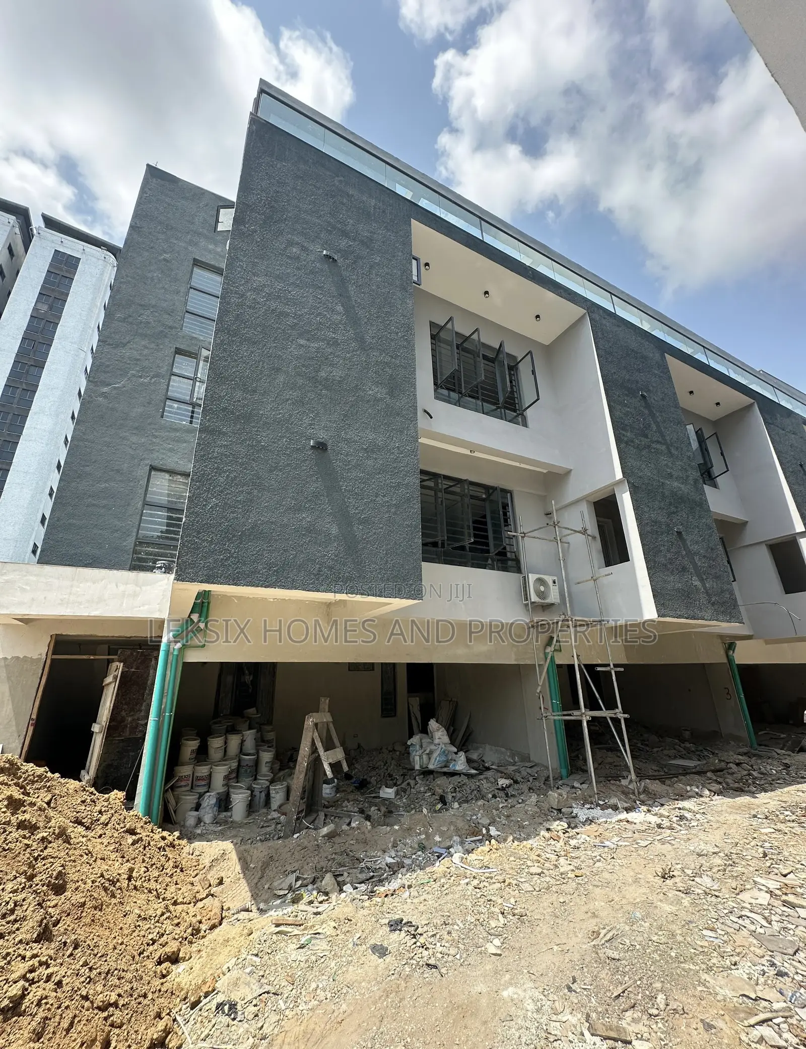 4bdrm Penthouse in A Well Secured, Victoria Island Extension for sale in Victoria Island Extension