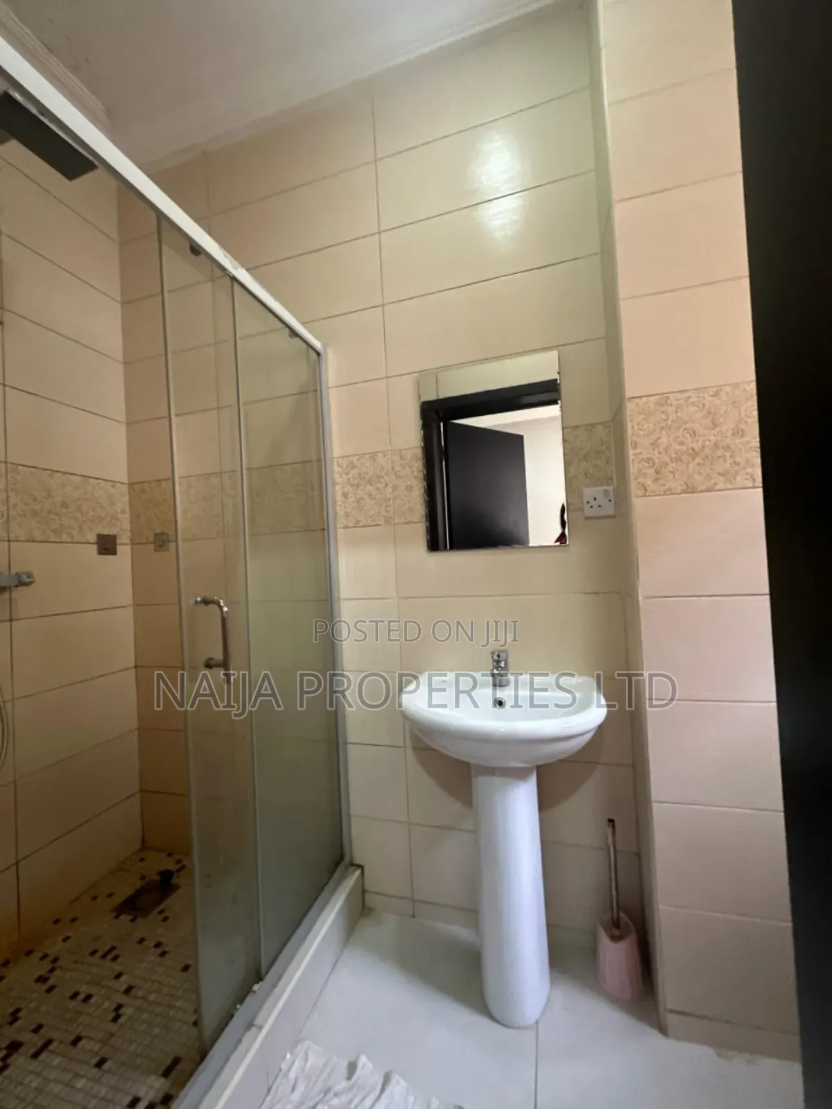 3bdrm Apartment in Chevyview Estate, Lekki for rent in Lekki