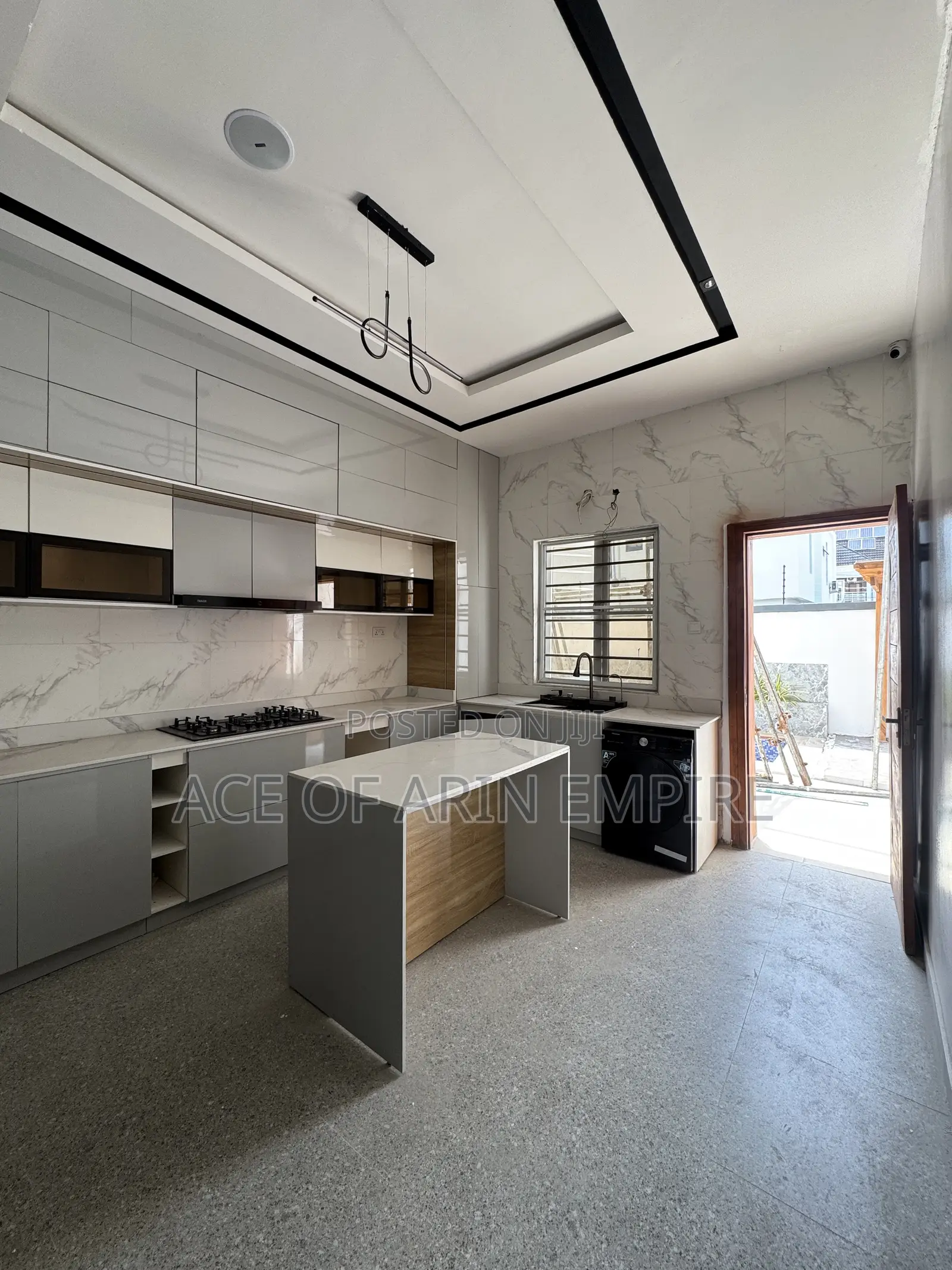 5bdrm Duplex in Chevron for sale in Chevron