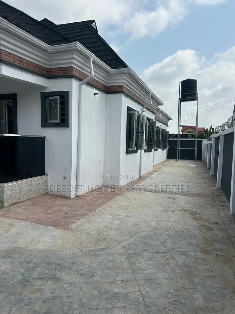 3bdrm Bungalow in Ahoyaya Estate, Jericho for sale in Jericho