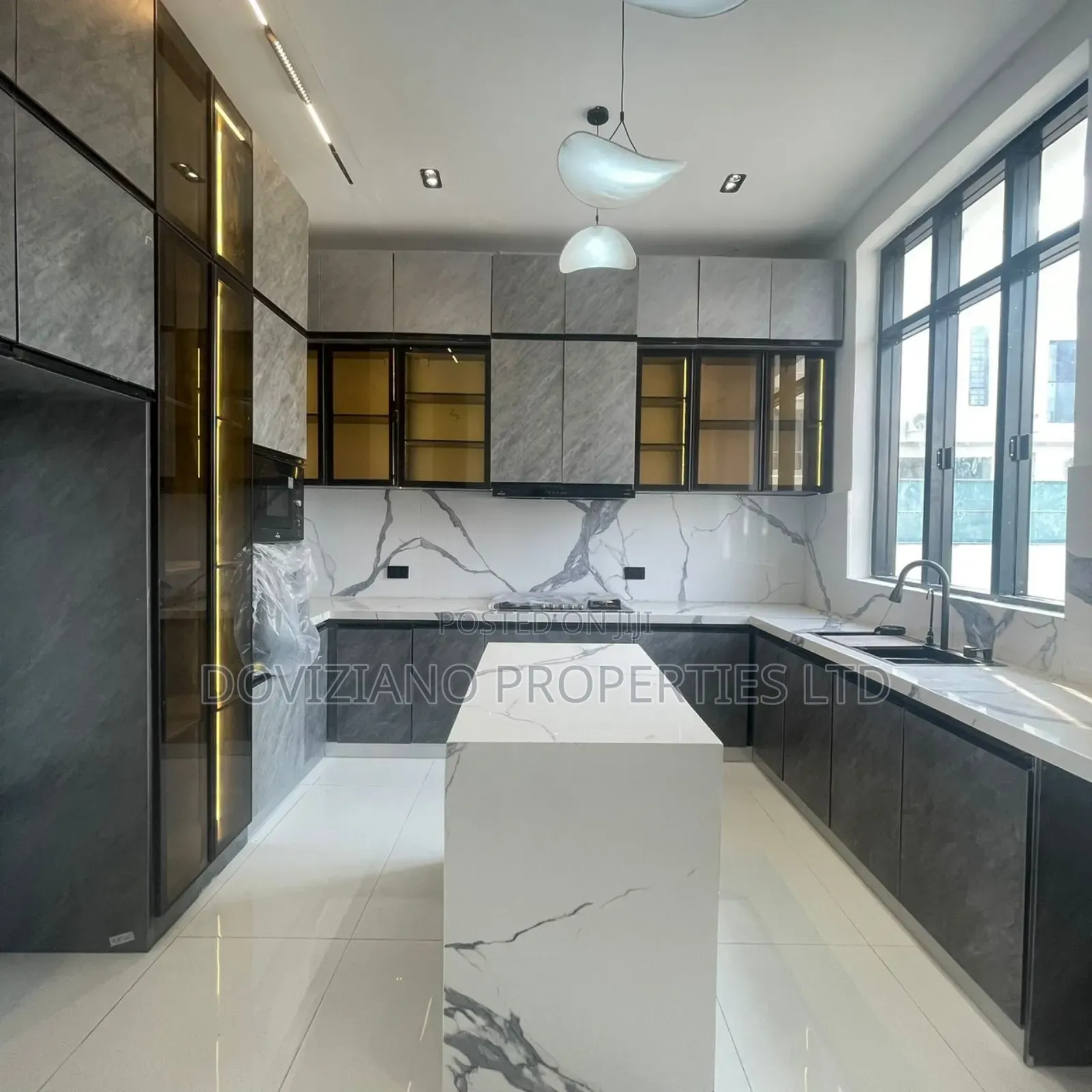 5bdrm Duplex in Chevron for sale in Chevron