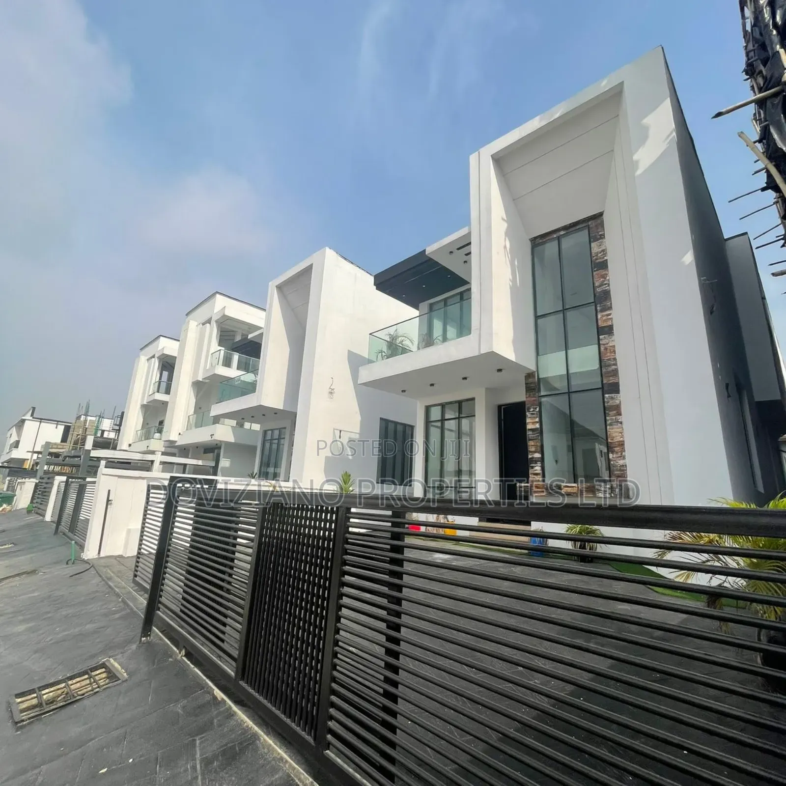 5bdrm Duplex in Chevron for sale in Chevron