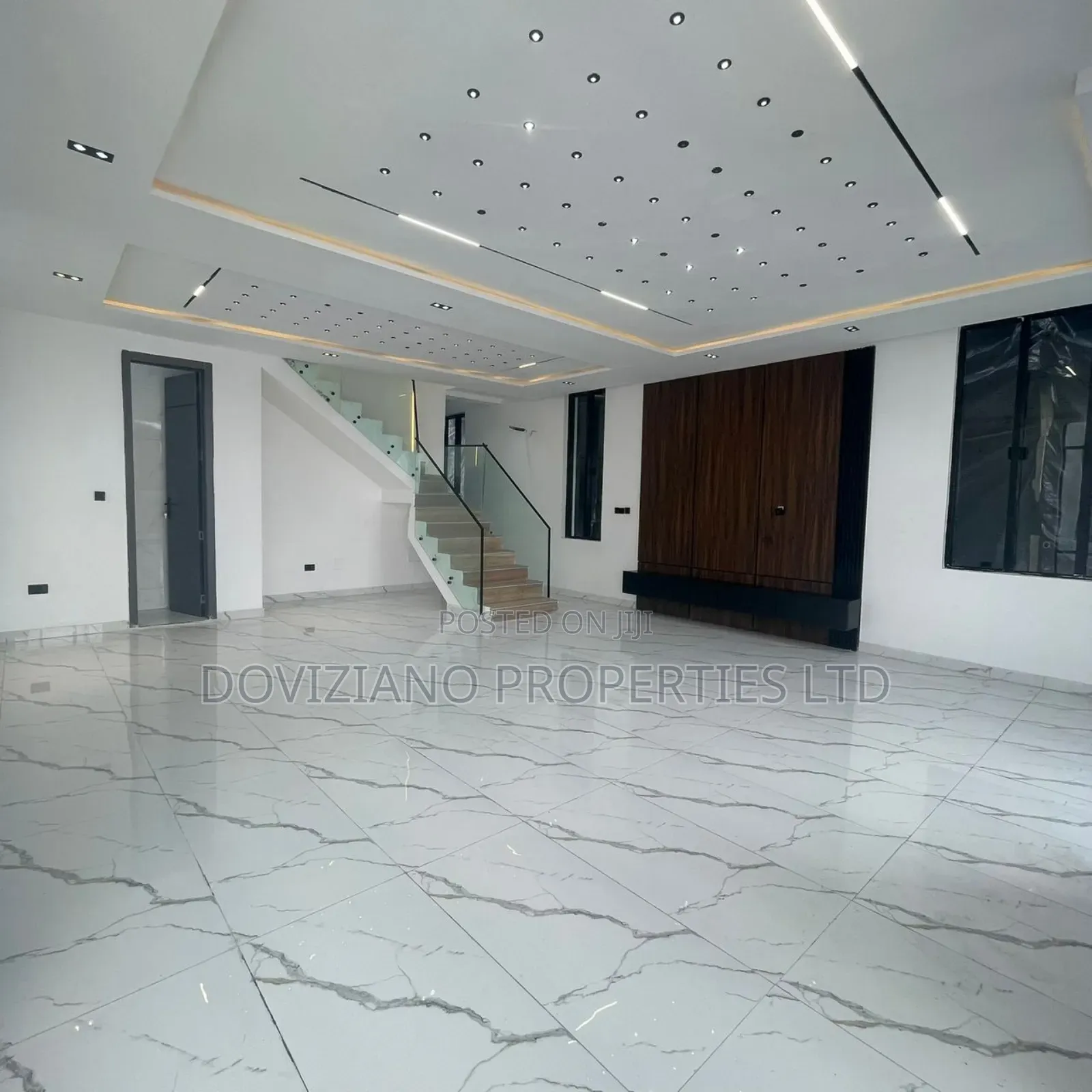 5bdrm Duplex in Chevron for sale in Chevron