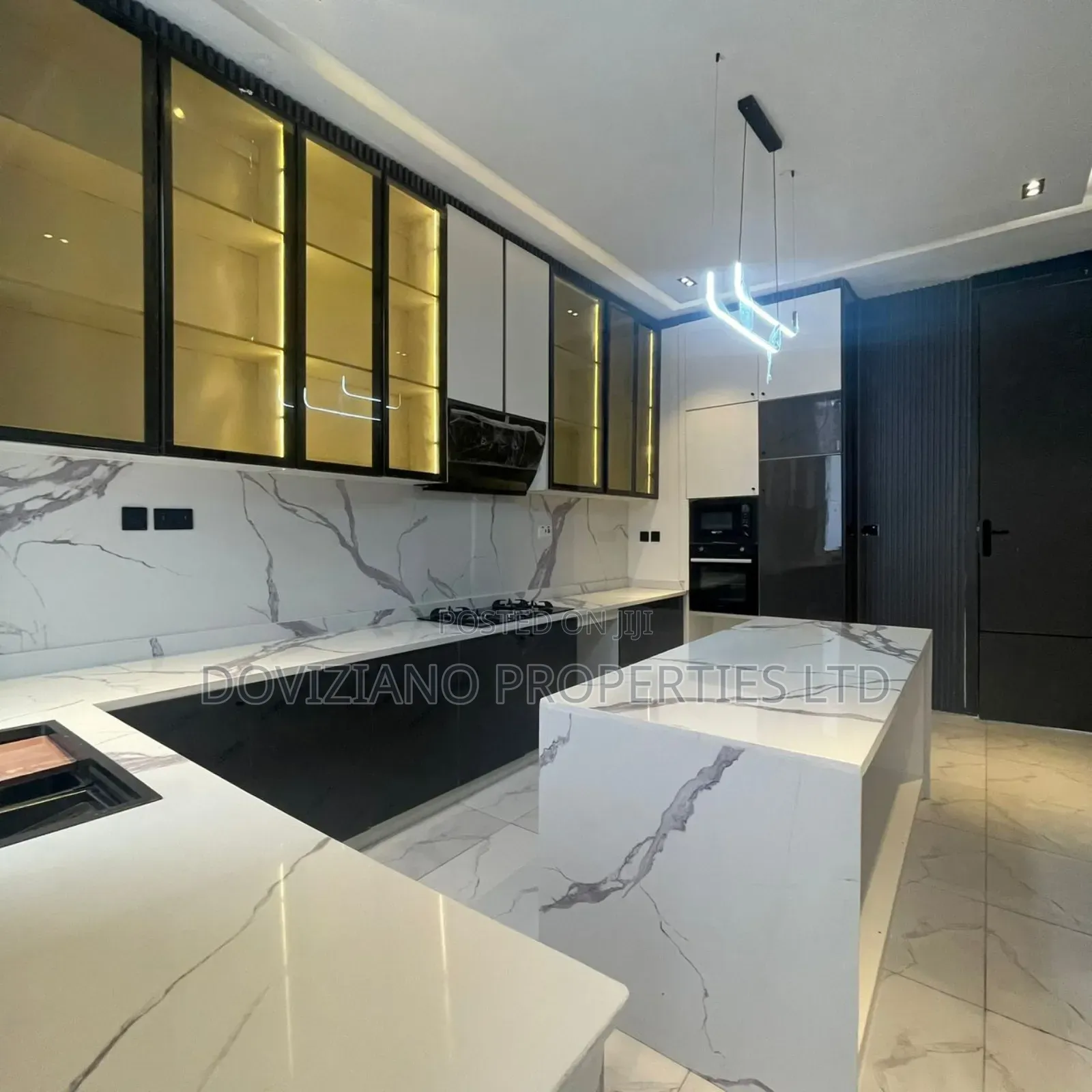 5bdrm Duplex in Chevron for sale in Chevron