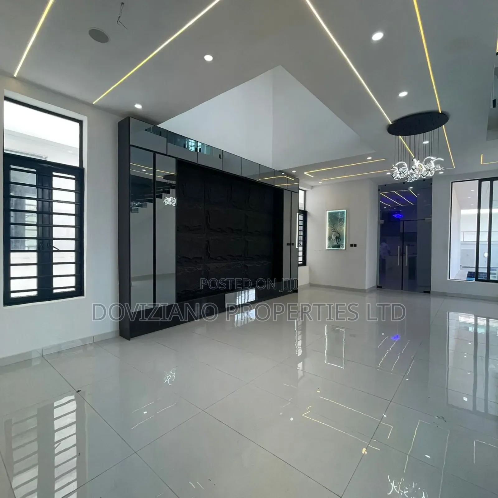 5bdrm Duplex in Chevron for sale in Chevron