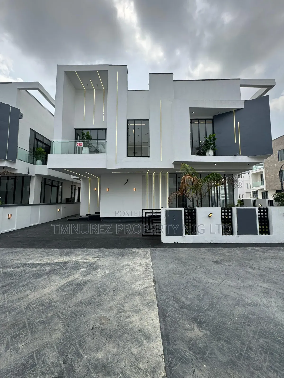 4bdrm Duplex in Chevron for sale in Chevron