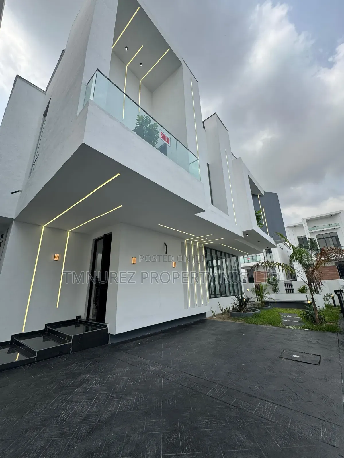 4bdrm Duplex in Chevron for sale in Chevron