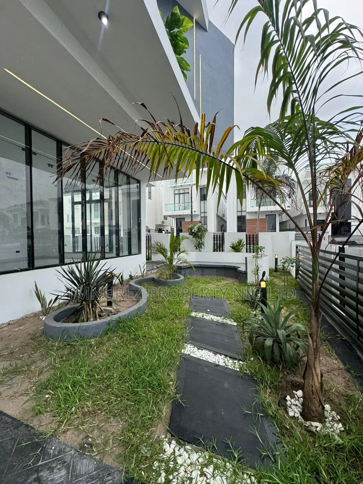 4bdrm Duplex in Chevron for sale in Chevron