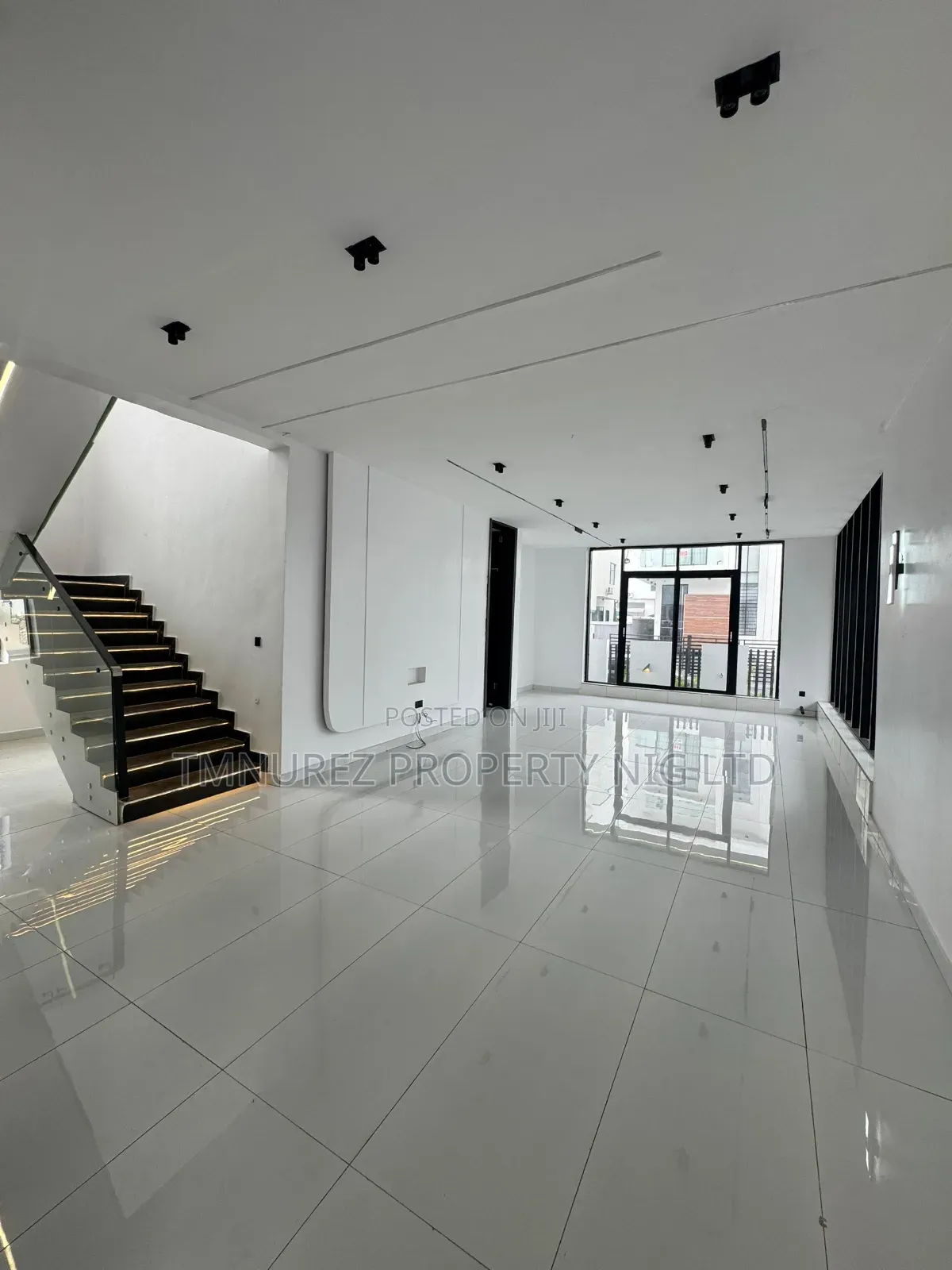 4bdrm Duplex in Chevron for sale in Chevron