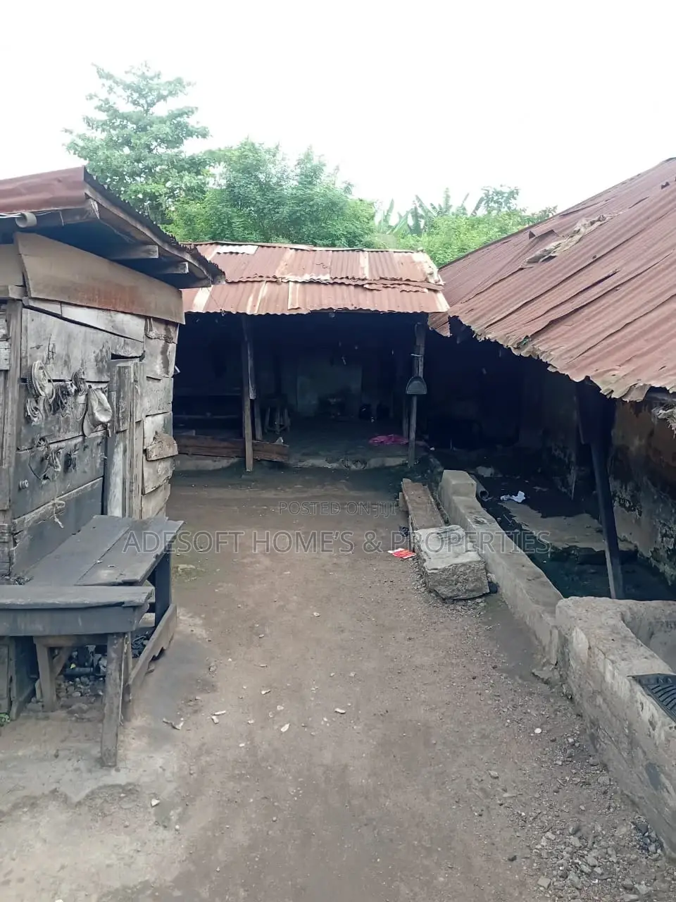 A Commercial Plot of Land Demolish-Able Forsale at Ogunpa Market. in Dugbe (Onireke)